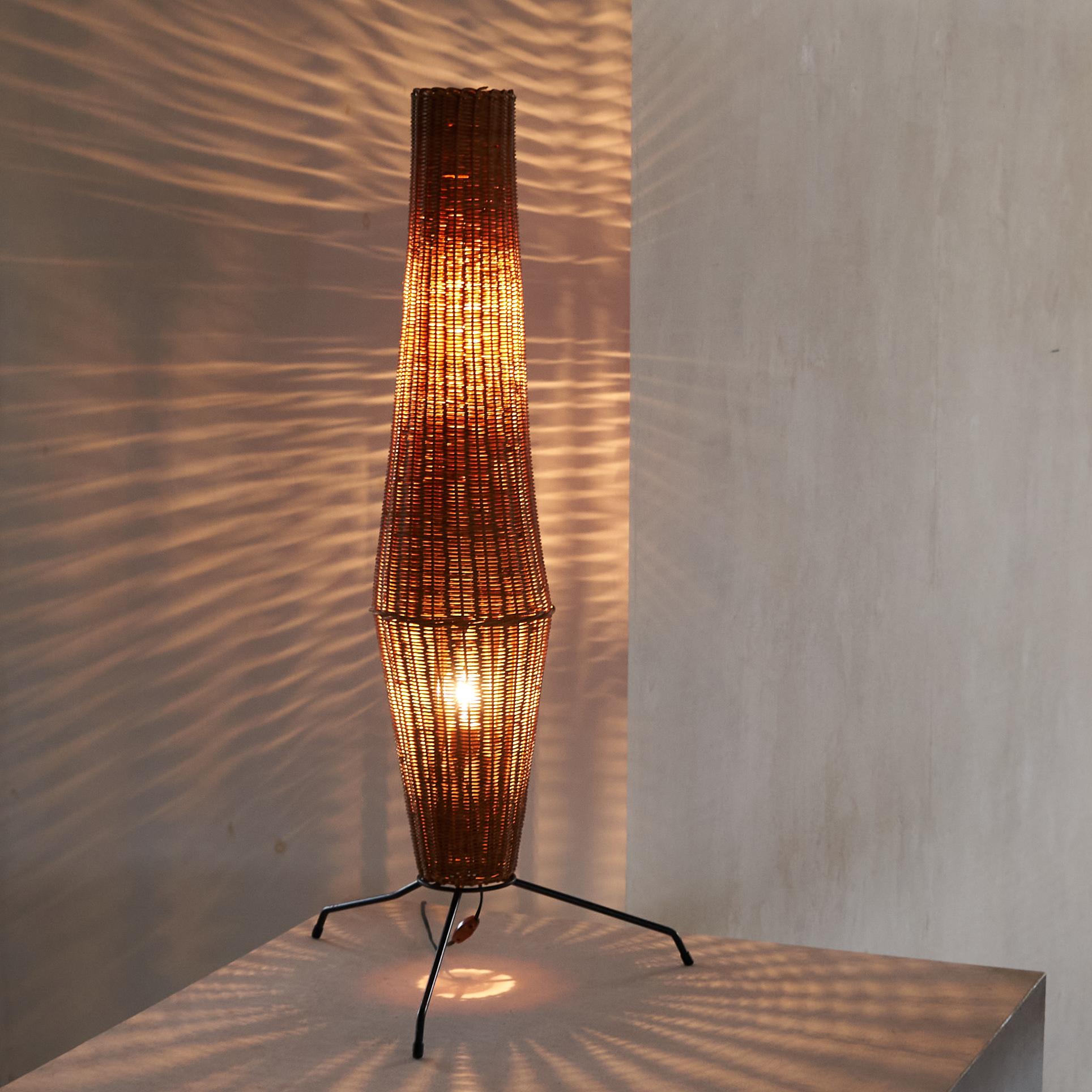 Lampada da terra di metà secolo in rattan e metallo, Europa, anni '60.

Si tratta di una splendida lampada da terra a forma di razzo di metà secolo in rattan e metallo. È stato presumibilmente realizzato nei Paesi Bassi o in Germania e mostra una