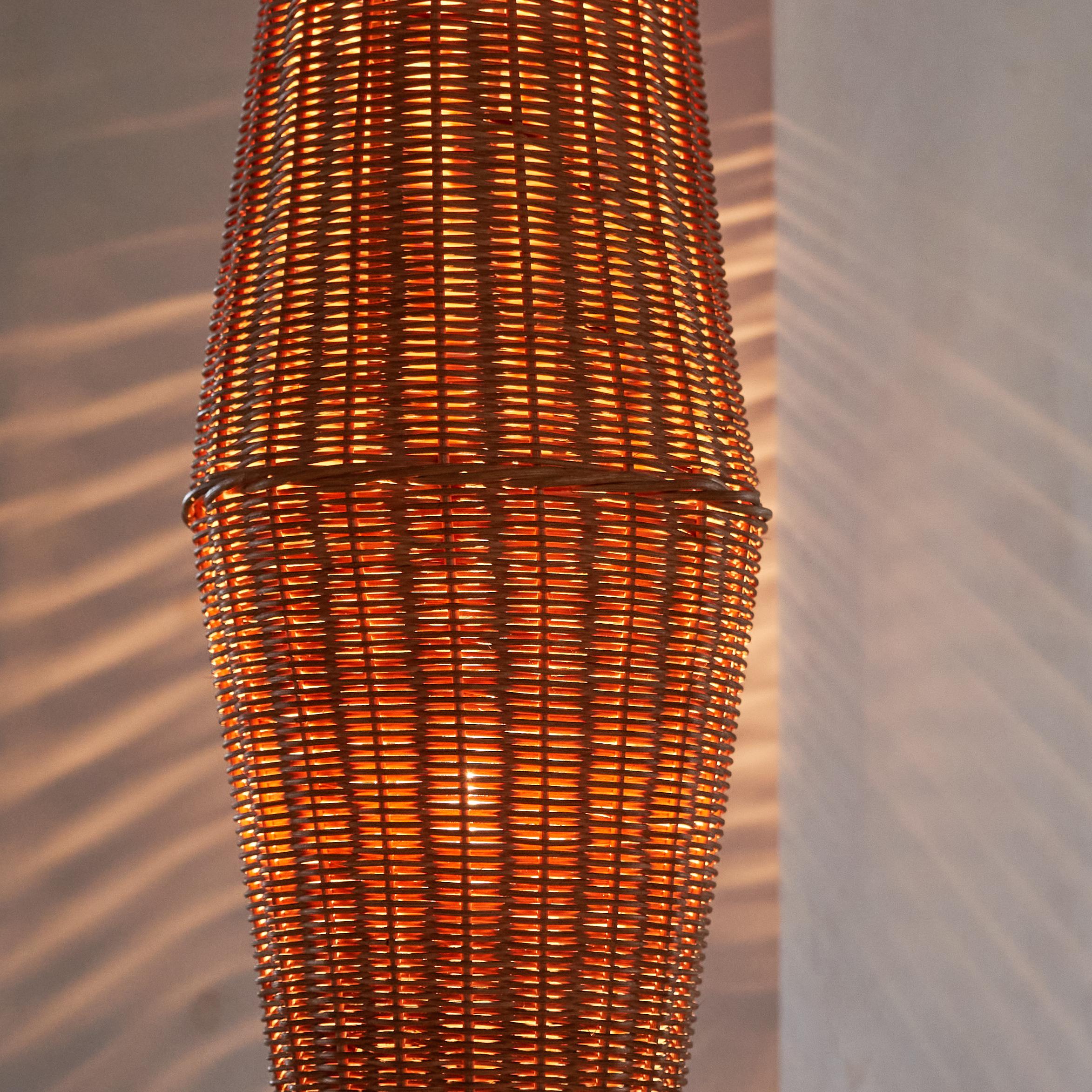Mid-Century moderno Lampada da terra di metà secolo in rattan e metallo anni '60 in vendita