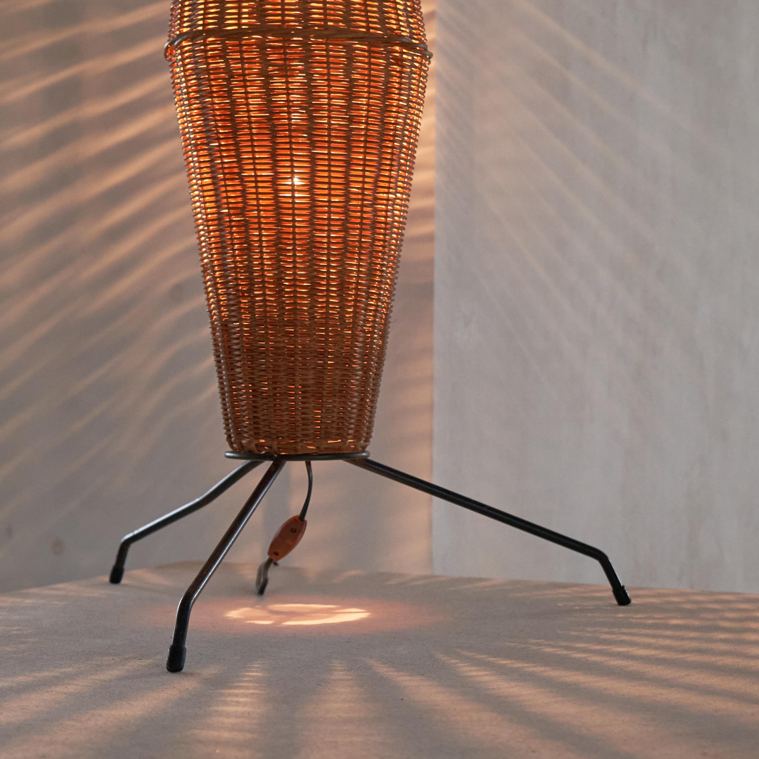 Europeo Lampada da terra di metà secolo in rattan e metallo anni '60 in vendita