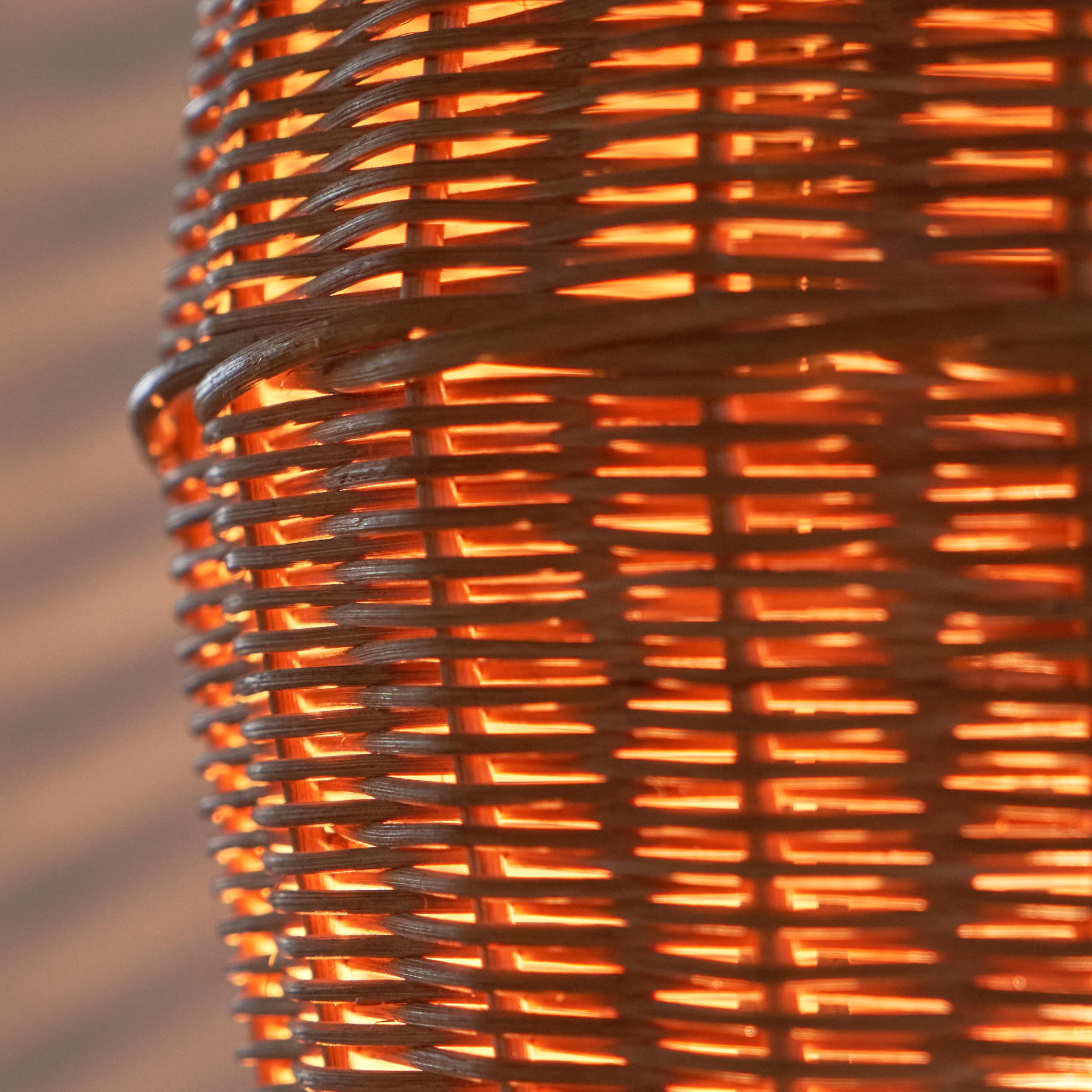 Fatto a mano Lampada da terra di metà secolo in rattan e metallo anni '60 in vendita