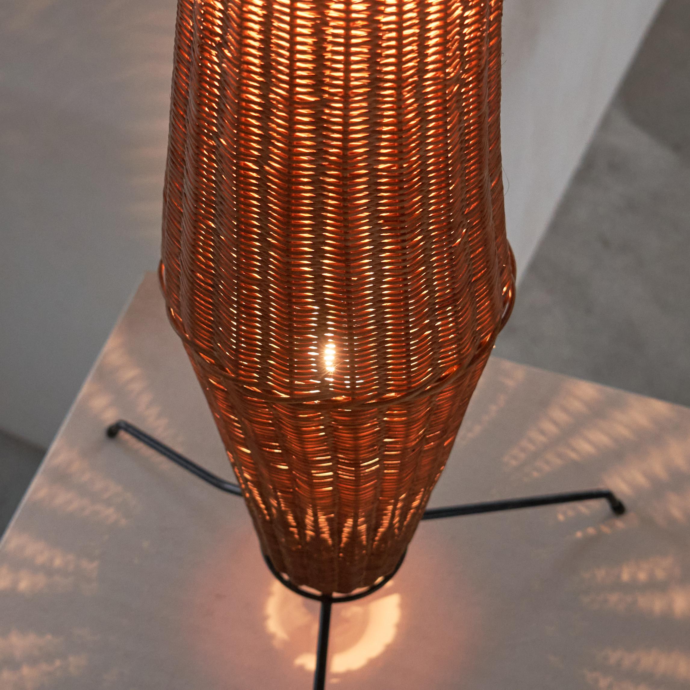 XX secolo Lampada da terra di metà secolo in rattan e metallo anni '60 in vendita