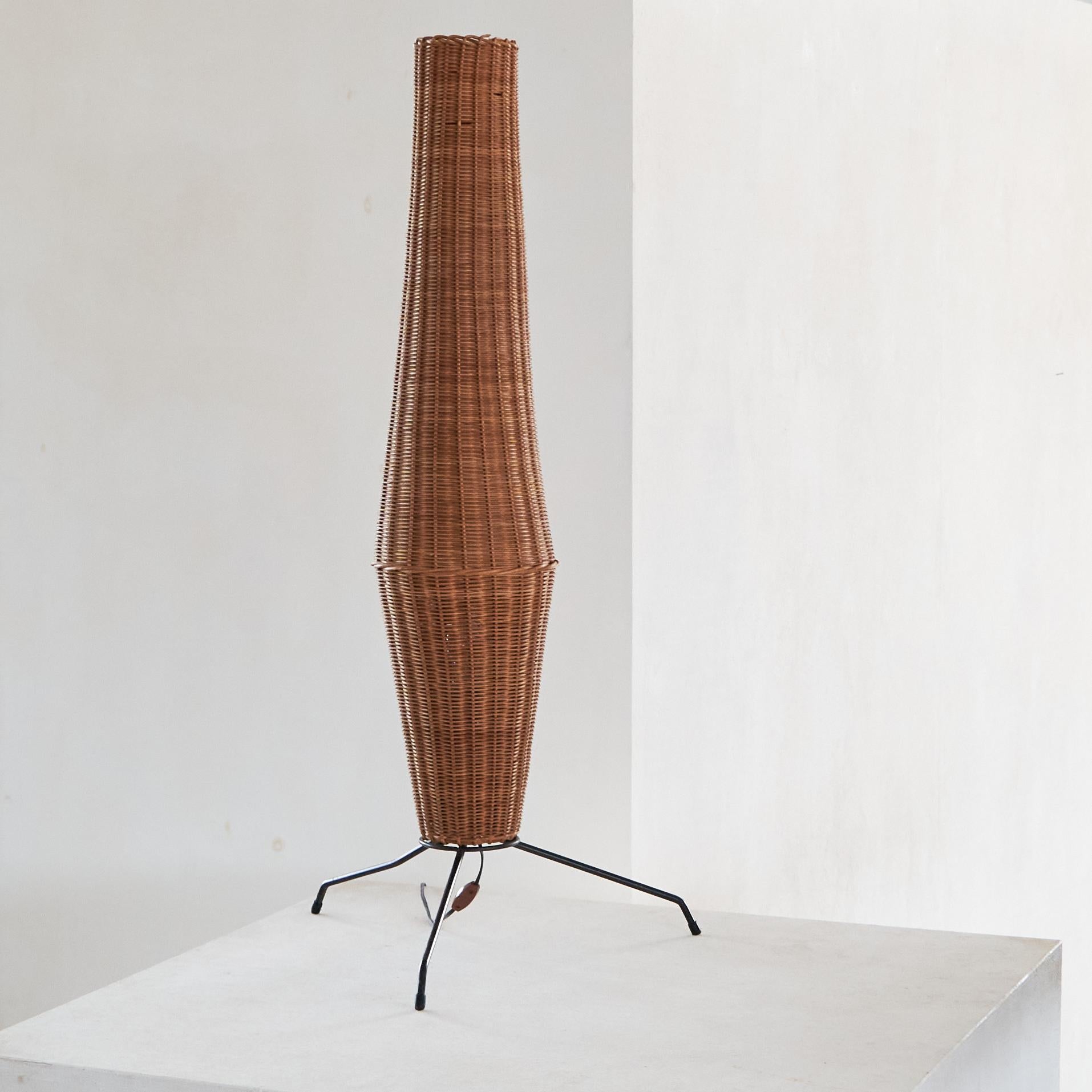 Metallo Lampada da terra di metà secolo in rattan e metallo anni '60 in vendita