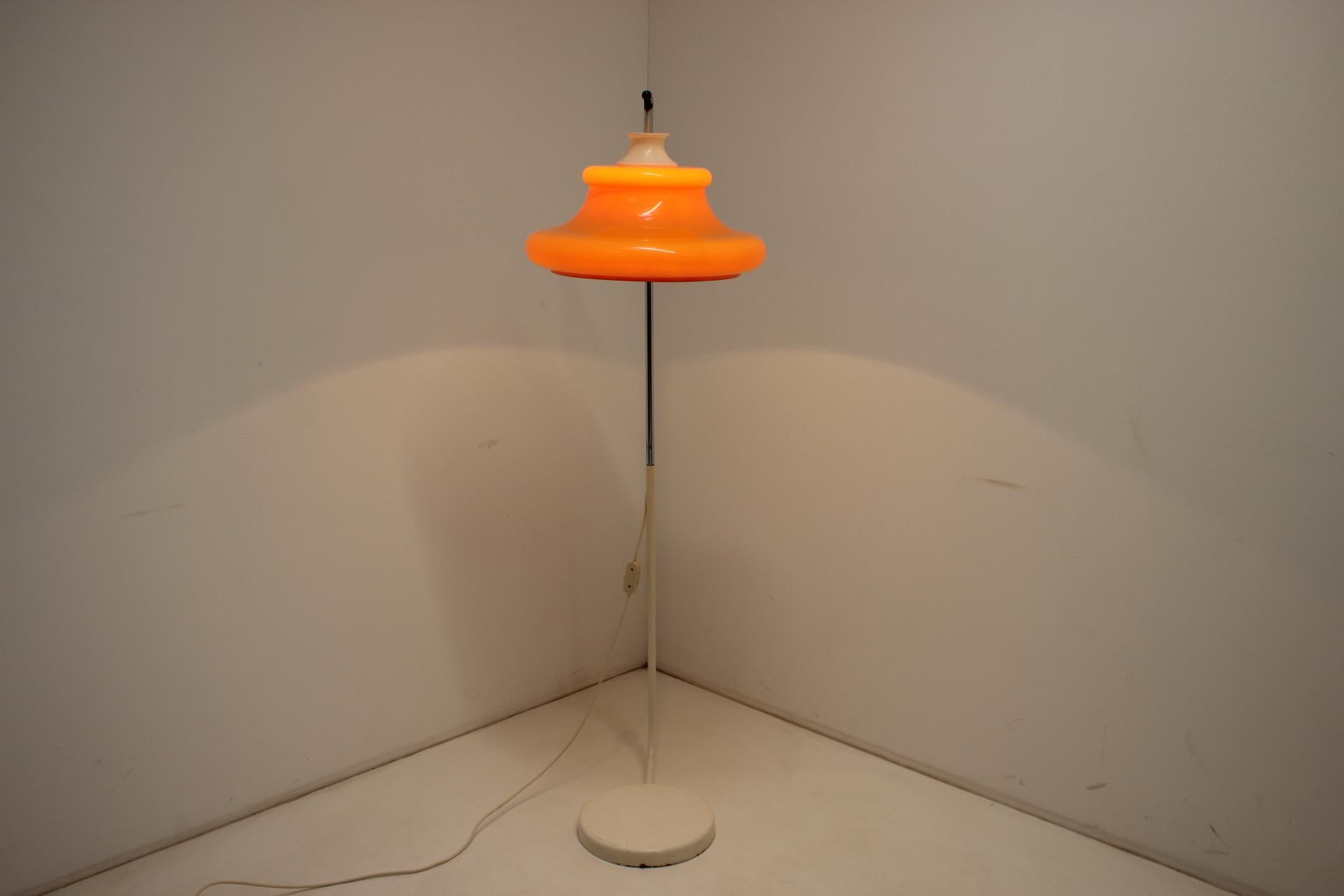 Mid-Century Floor Lamp in Style of Harvey Guzzini, 1970's For Sale 1
