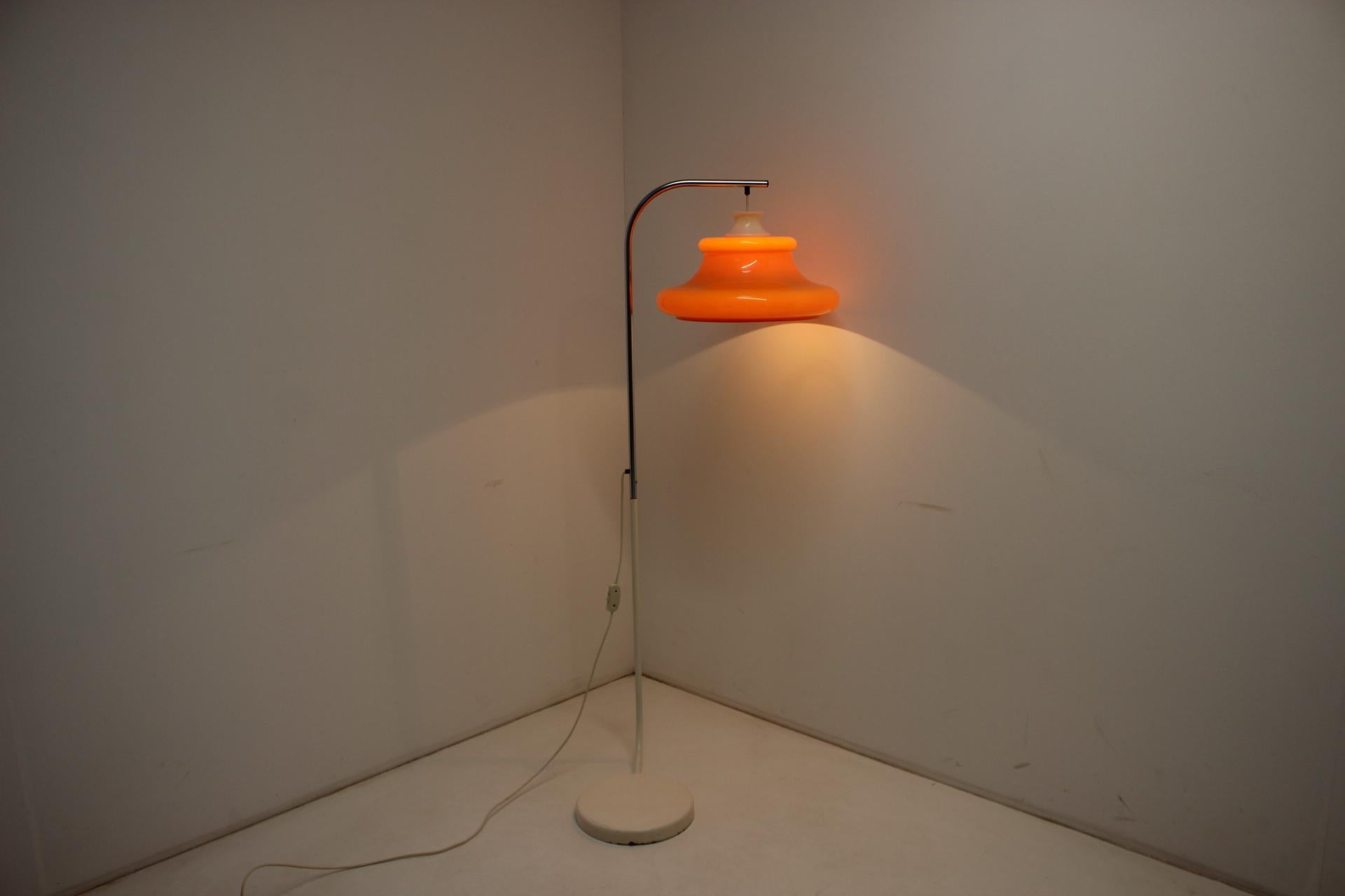 Mid-Century Floor Lamp in Style of Harvey Guzzini, 1970's For Sale 4