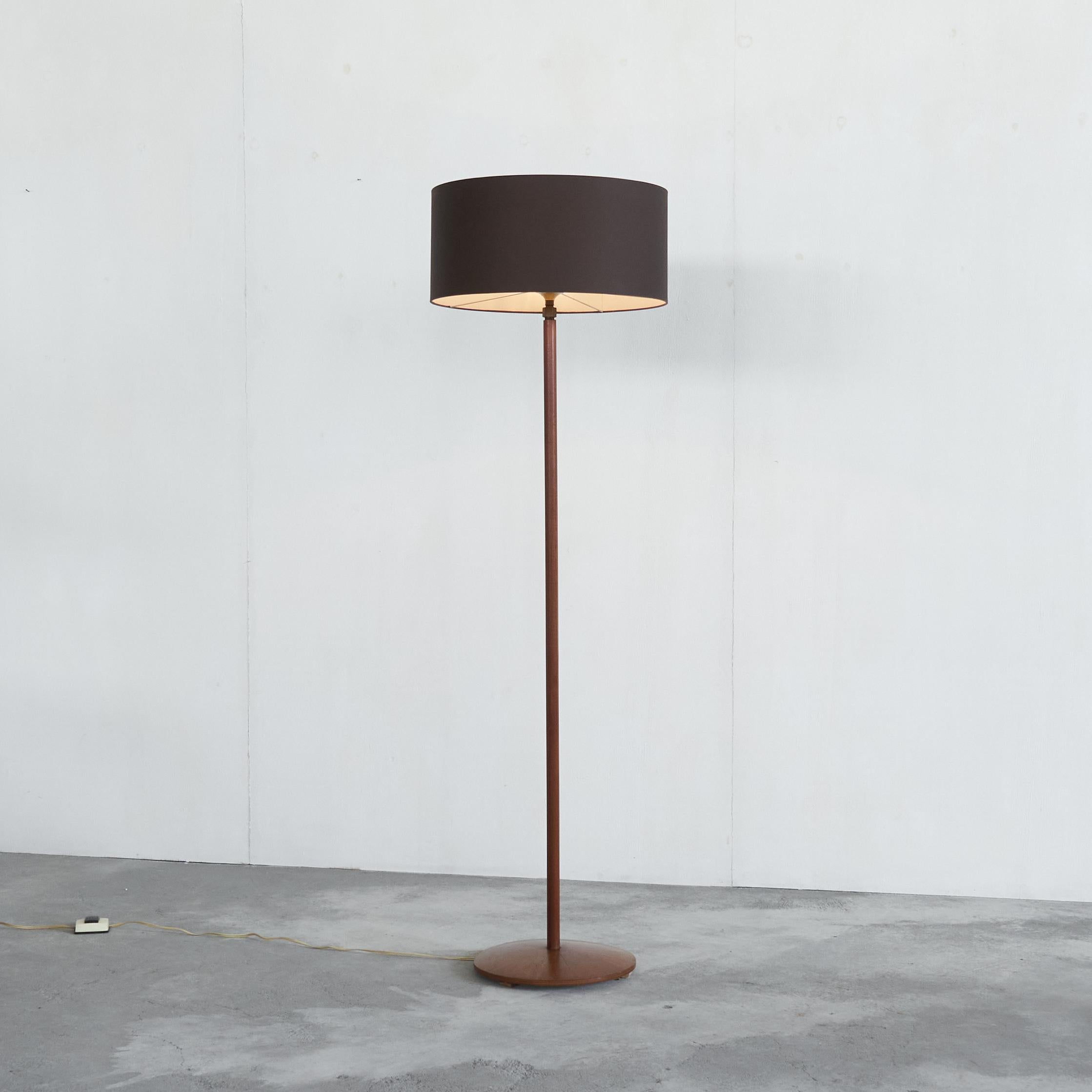 Lampadaire du milieu du siècle en teck et laiton, Europe, années 1960.

Un magnifique lampadaire intemporel du milieu du siècle en teck et laiton. Conception simple et élégante, s'adaptant à différents styles d'intérieur. 

Le produit est en bon