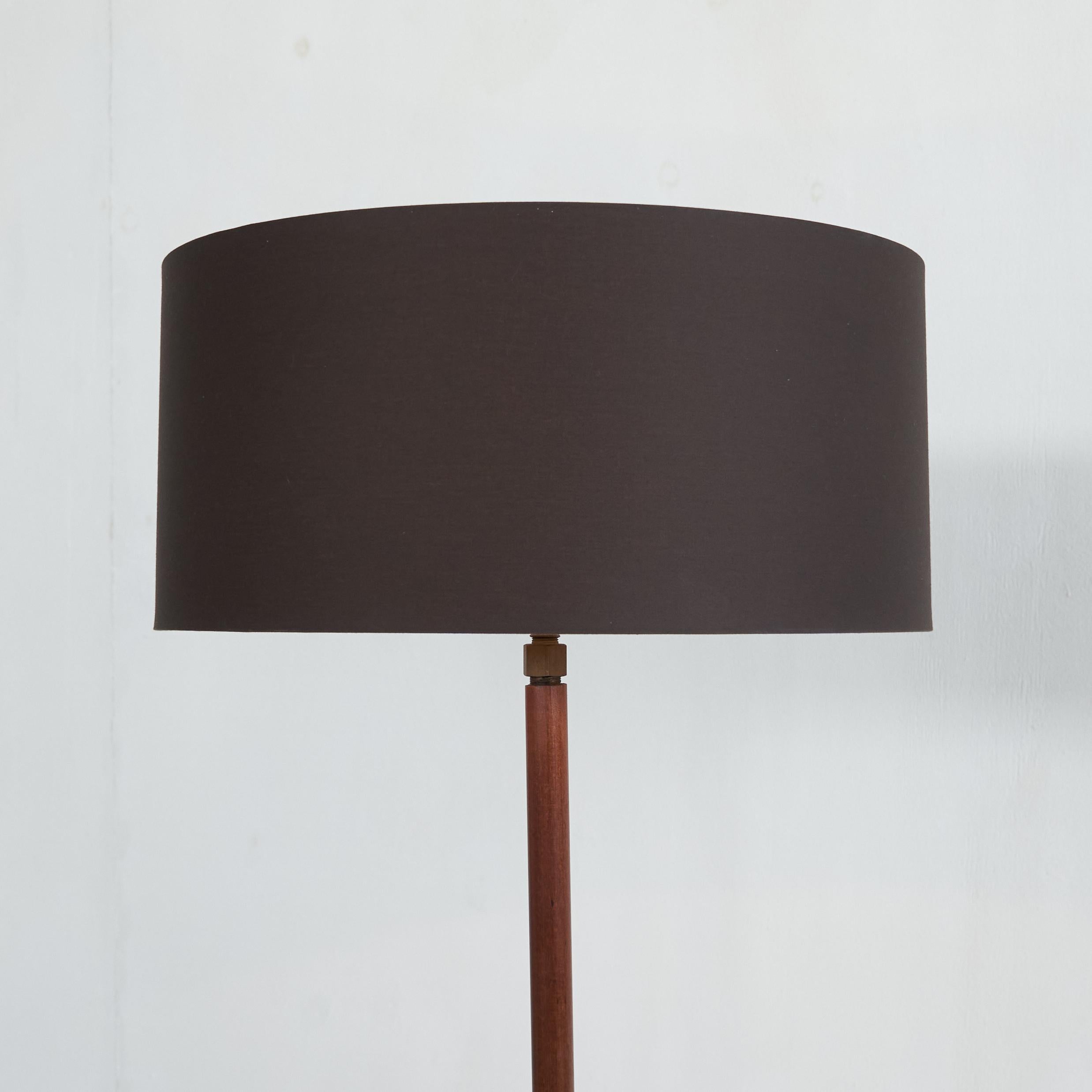 Mid-Century Modern Lampadaire du milieu du siècle en teck et laiton des années 1960 en vente