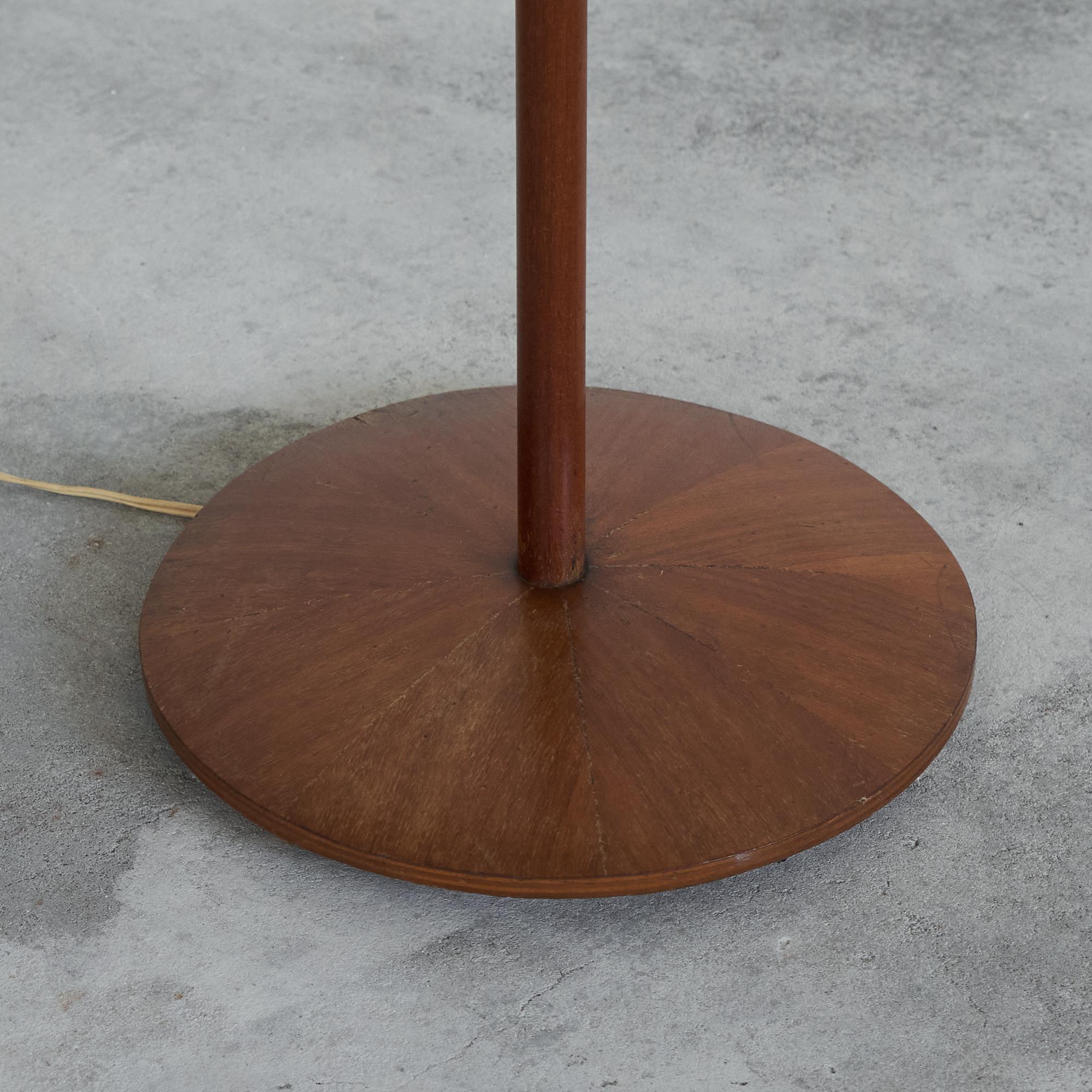 Européen Lampadaire du milieu du siècle en teck et laiton des années 1960 en vente