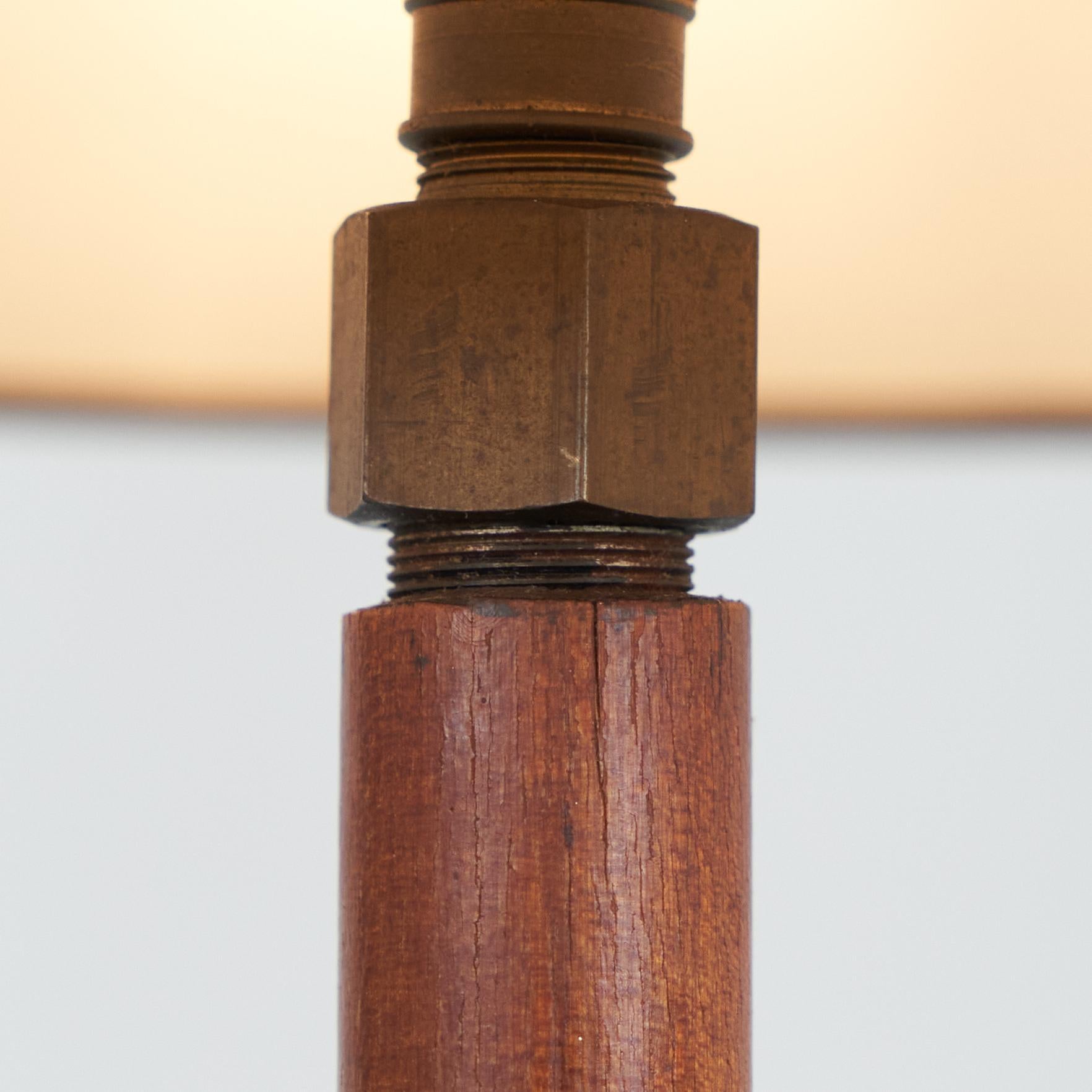 Fait main Lampadaire du milieu du siècle en teck et laiton des années 1960 en vente
