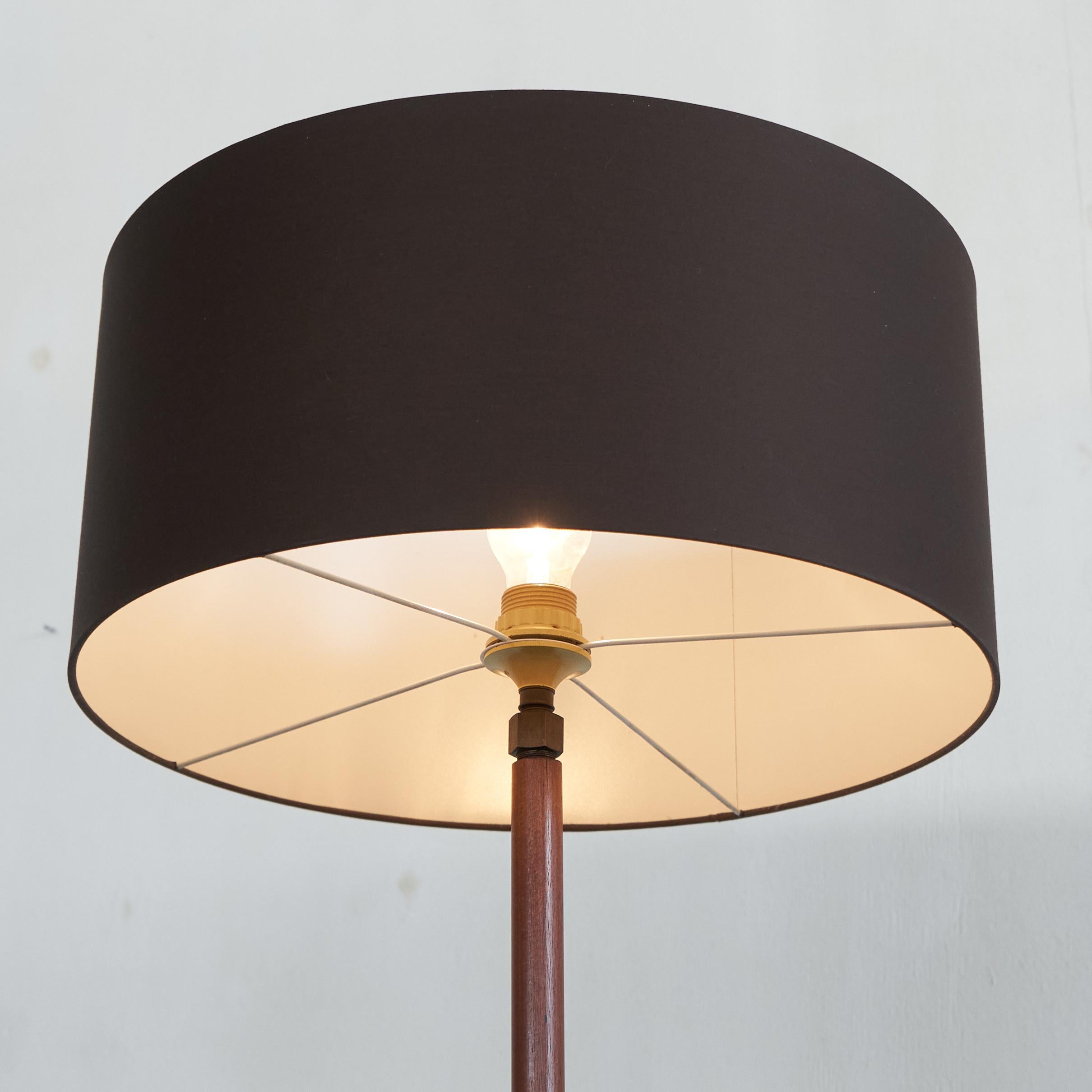 20ième siècle Lampadaire du milieu du siècle en teck et laiton des années 1960 en vente