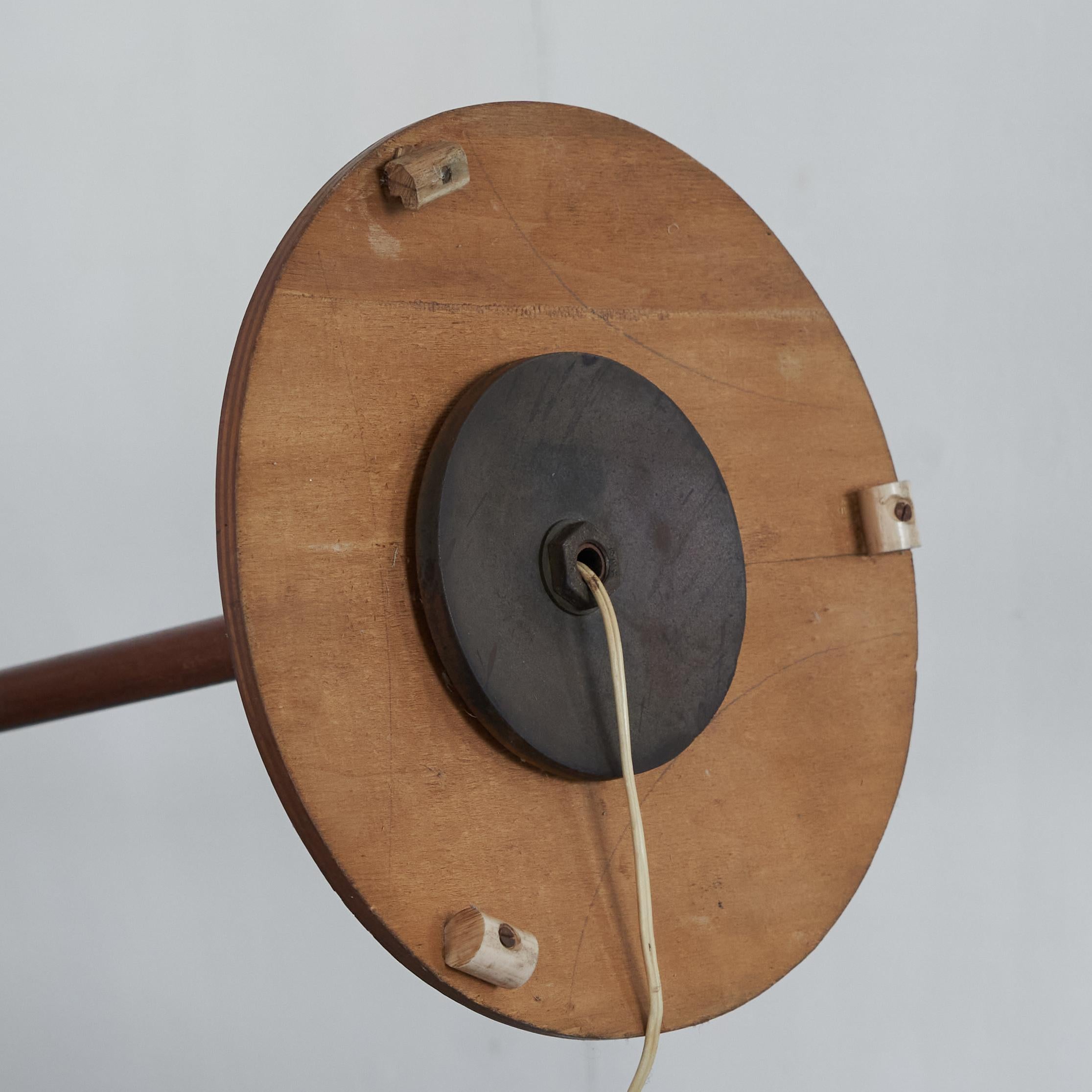 Laiton Lampadaire du milieu du siècle en teck et laiton des années 1960 en vente