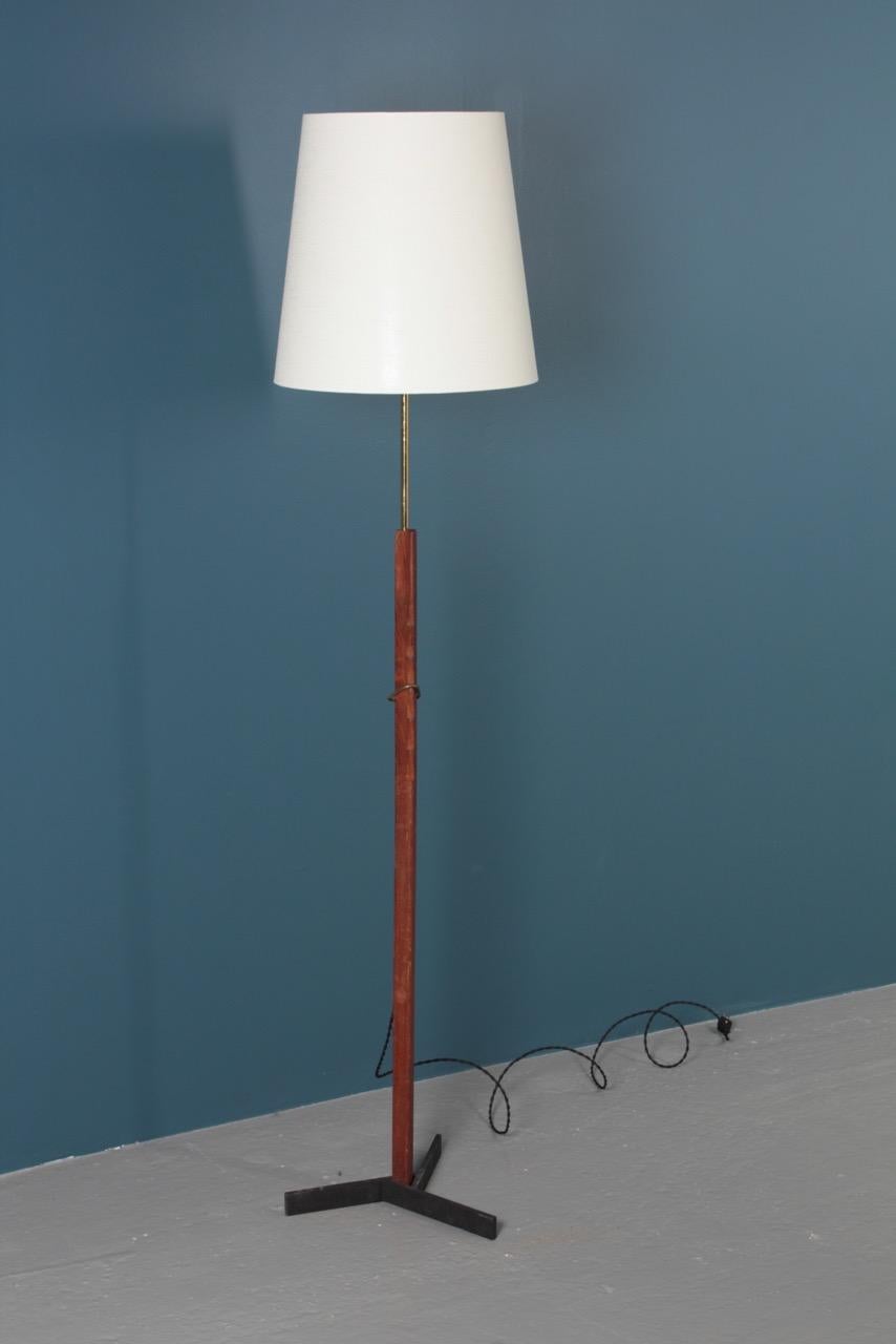 Midcentury Floor Lamp in Teak and Brass by Holm Sorensen, Danish Design, 1950s In Excellent Condition For Sale In Lejre, DK