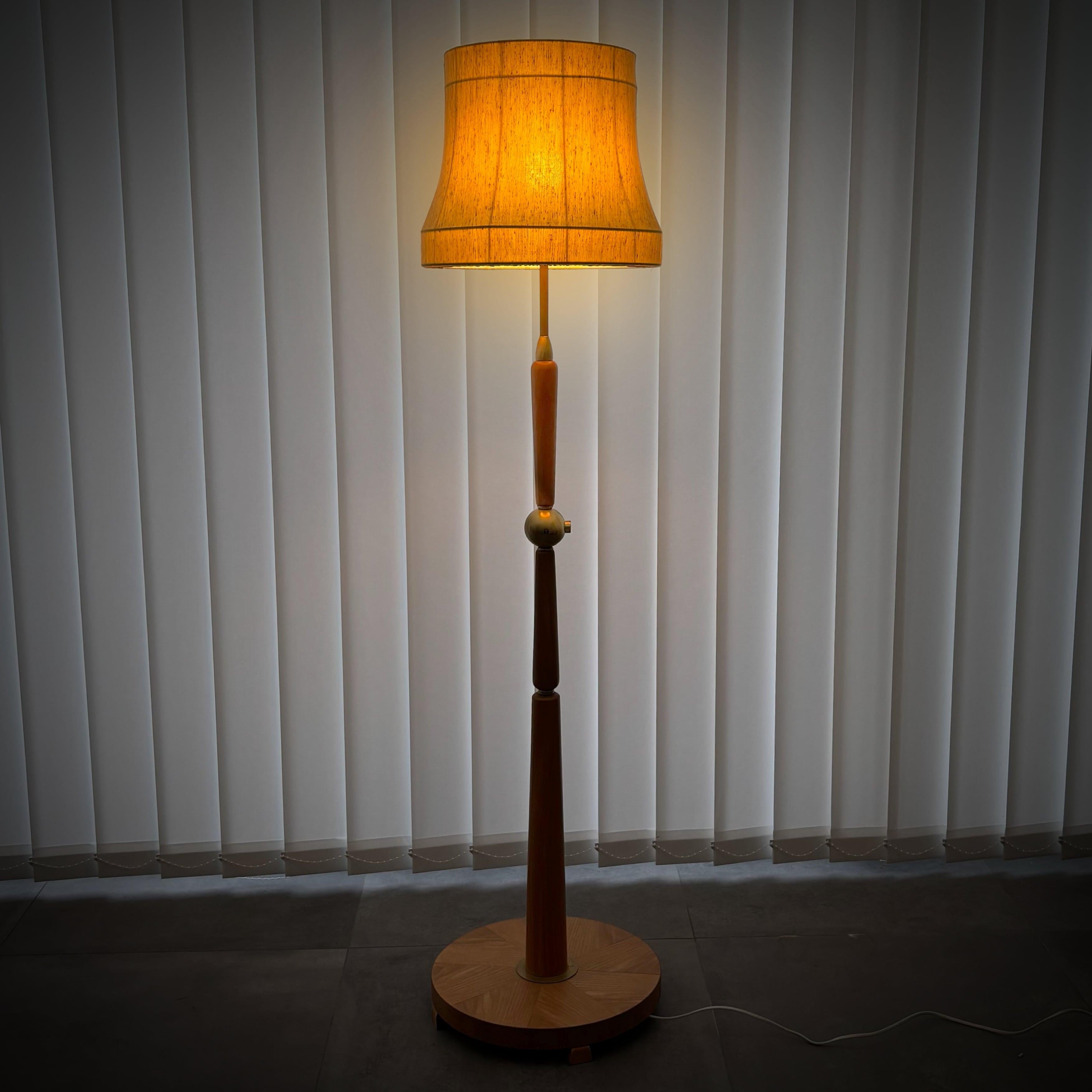 Scandinave moderne Lampadaire du milieu du siècle, Ivar Fransson, IWO, laiton et bouleau, Suède moderne, années 1940 en vente
