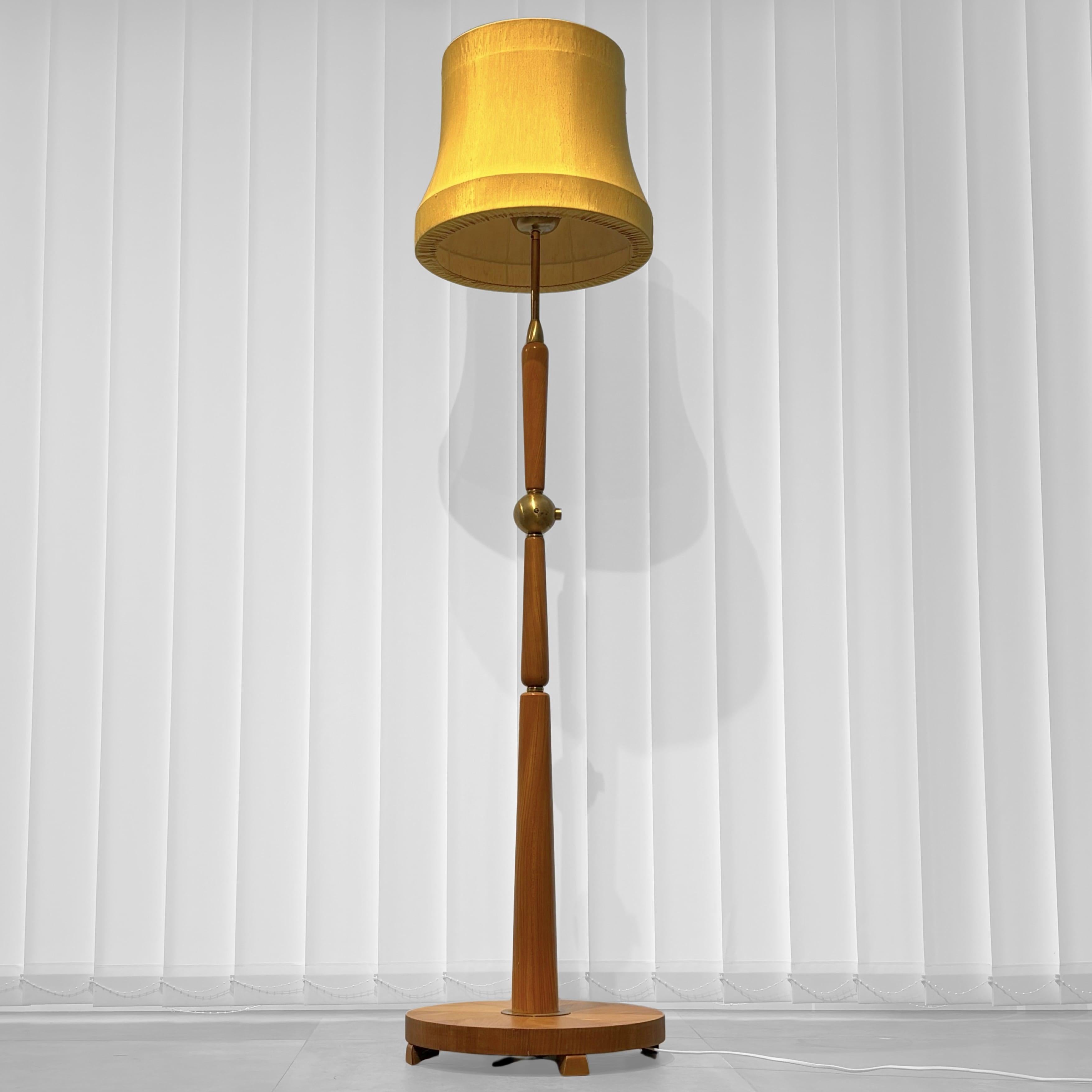 Suédois Lampadaire du milieu du siècle, Ivar Fransson, IWO, laiton et bouleau, Suède moderne, années 1940 en vente