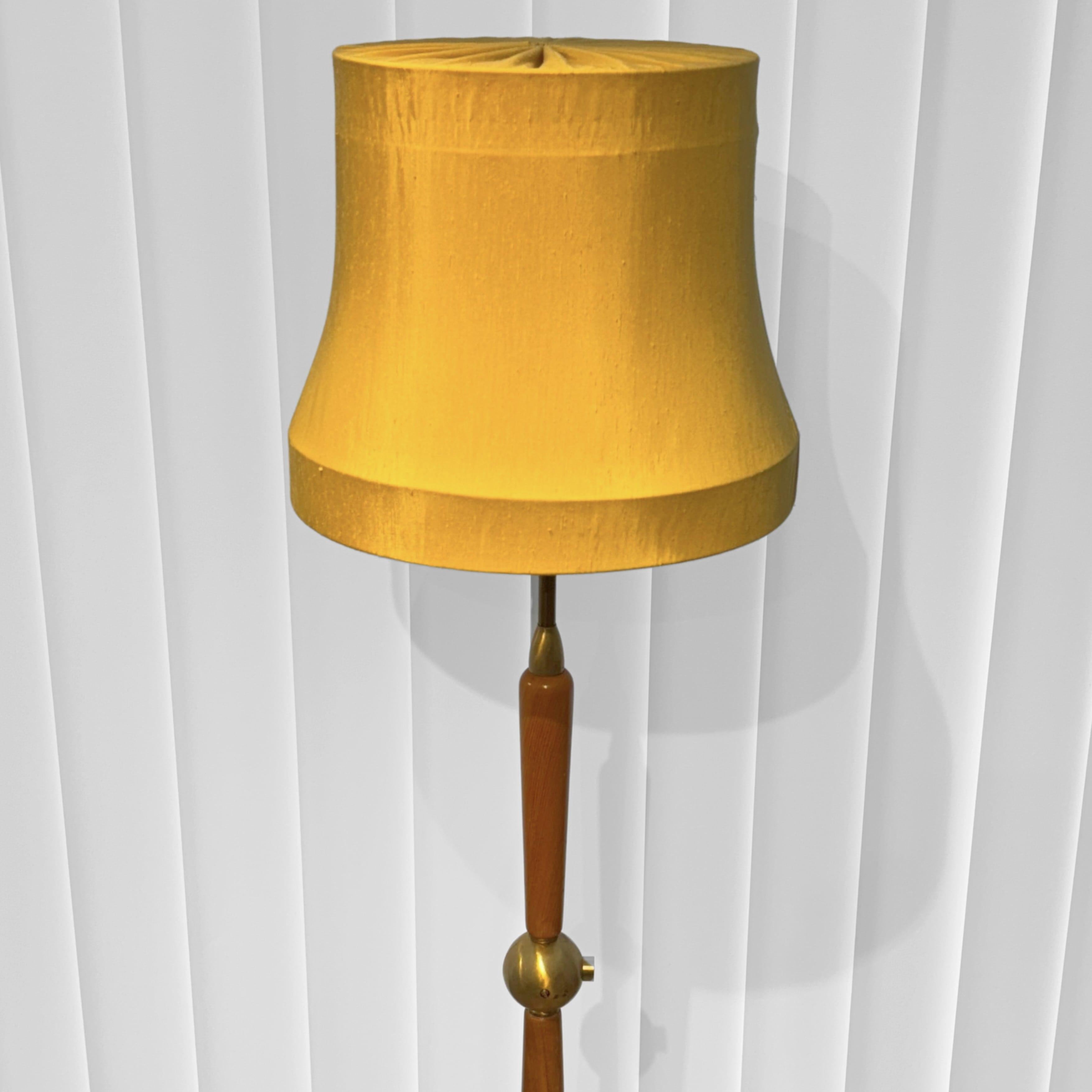 Lampadaire du milieu du siècle, Ivar Fransson, IWO, laiton et bouleau, Suède moderne, années 1940 Bon état - En vente à Forserum, SE