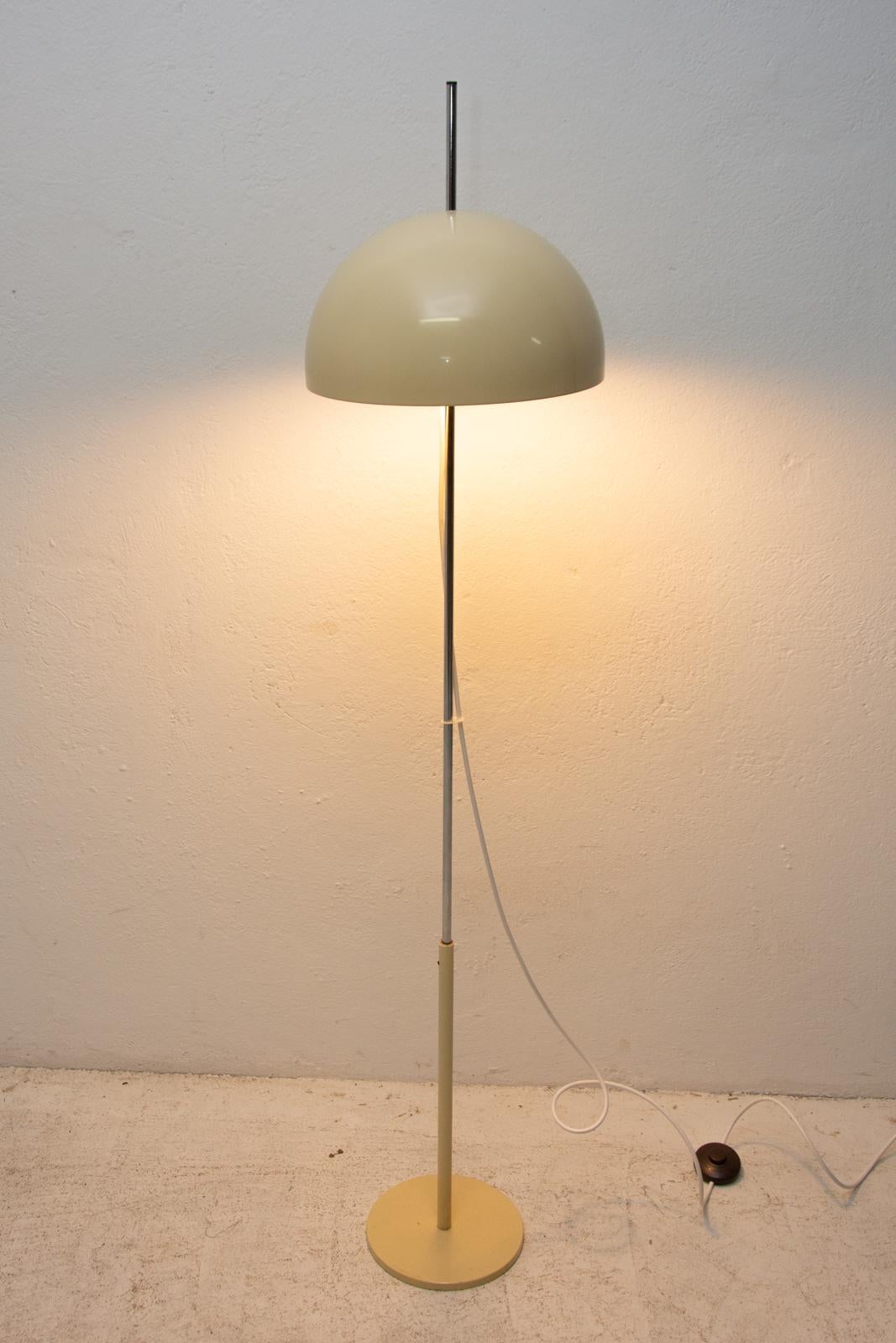 Midcentury metal floor lamp designed by Josef Hurka for Napako.
It corresponds to the design of the so-called “Brussels period” and the world-famous EXPO58.
This simple lamp has a slim stand, the shade and the base are painted in neutral beige.