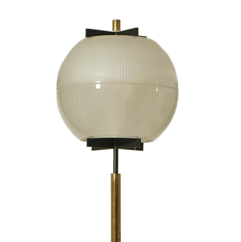 A 1960s designed floor lamp. Metropolitan Industrial Modernist style. Pressed frosted c glass shade, brass stem on a marble base, an elegant understated luxury floor lamp. Italian design attributed to Ignazio Gardella for Azucena.
The lamp is in