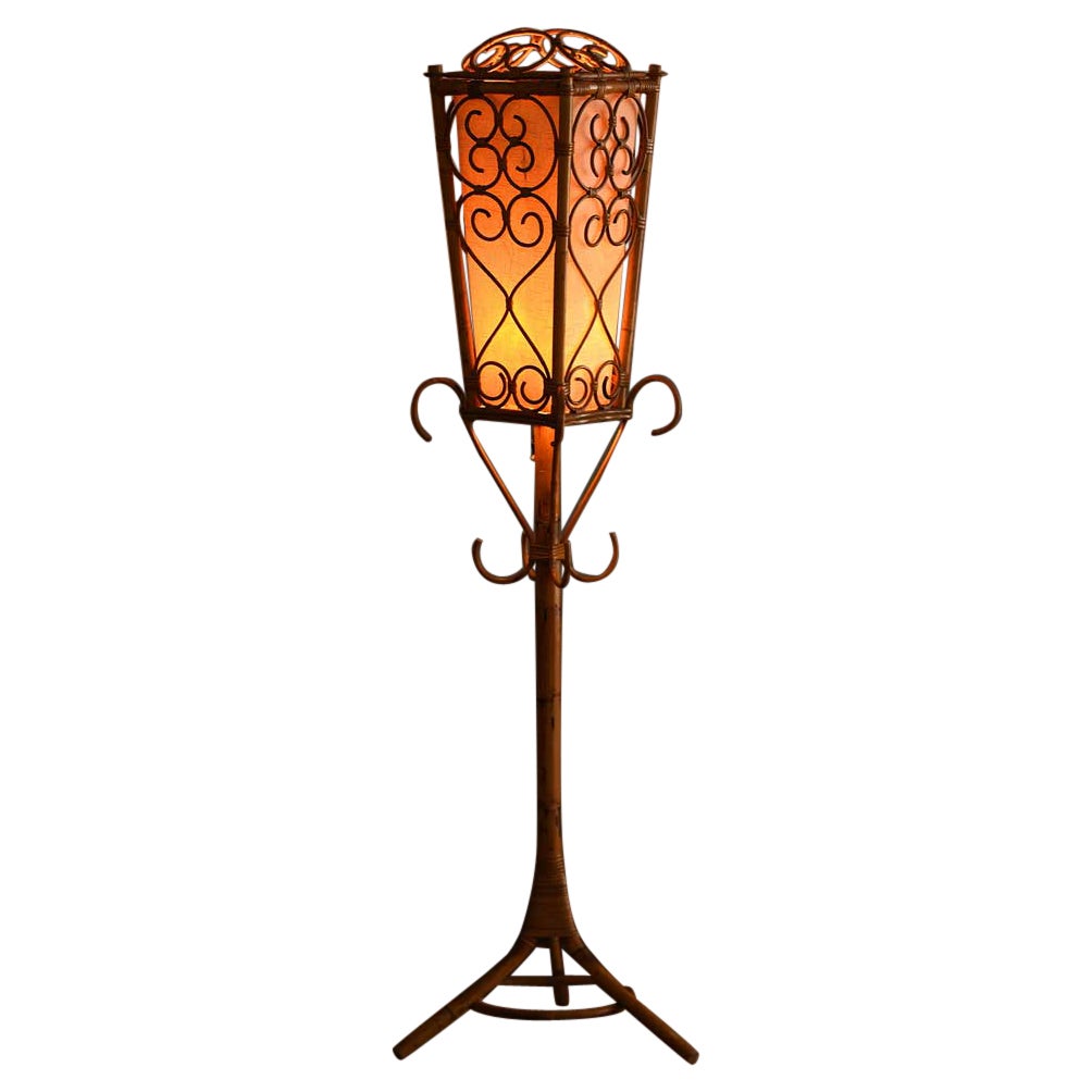 Mid Century Stehlampe aus Binsen mit geometrischen Mustern und großem Lampenschirm im Angebot