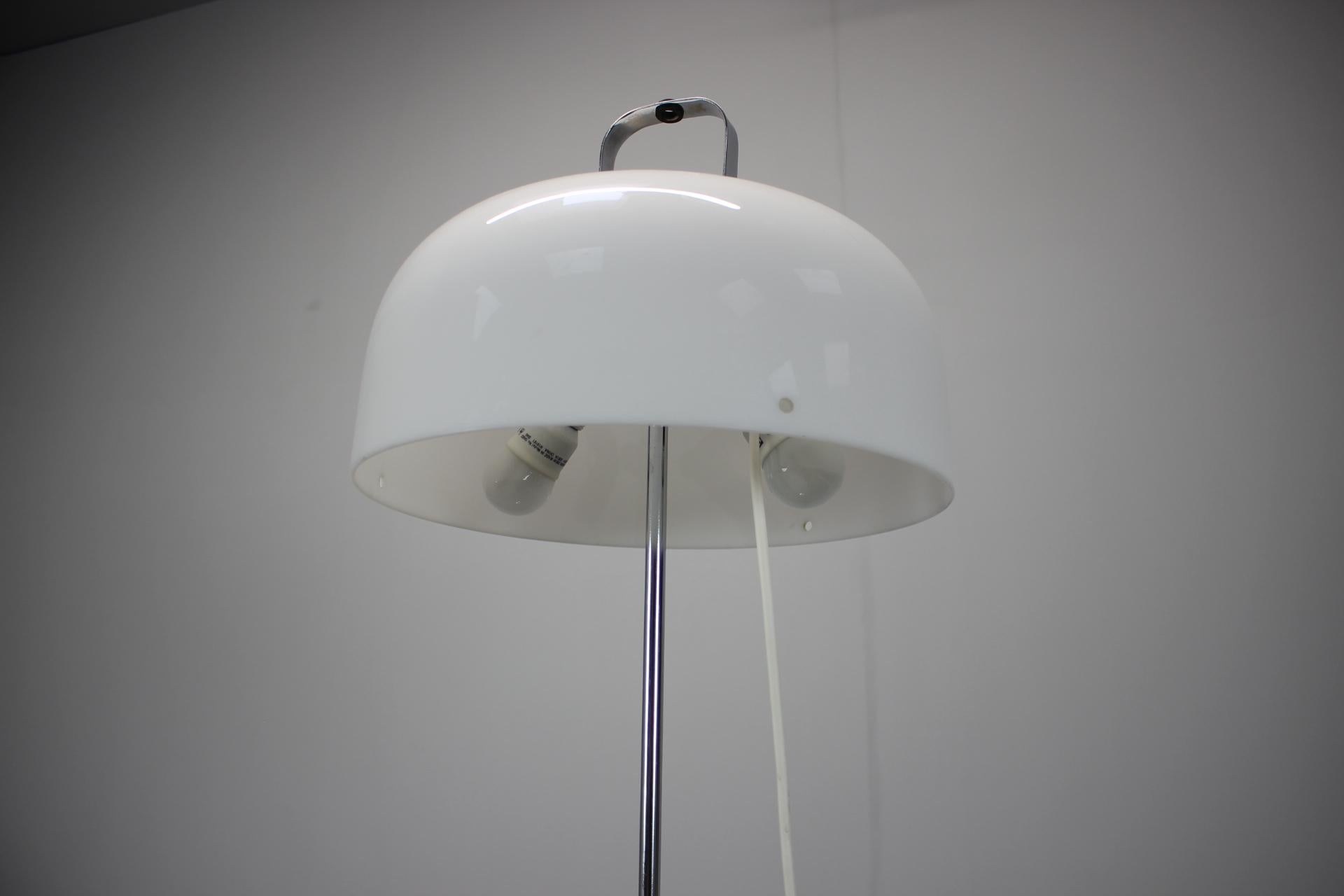 Lámpara de pie Medusa de Luigi Massoni para Guzzini, Años 70, Italia Italiano en venta