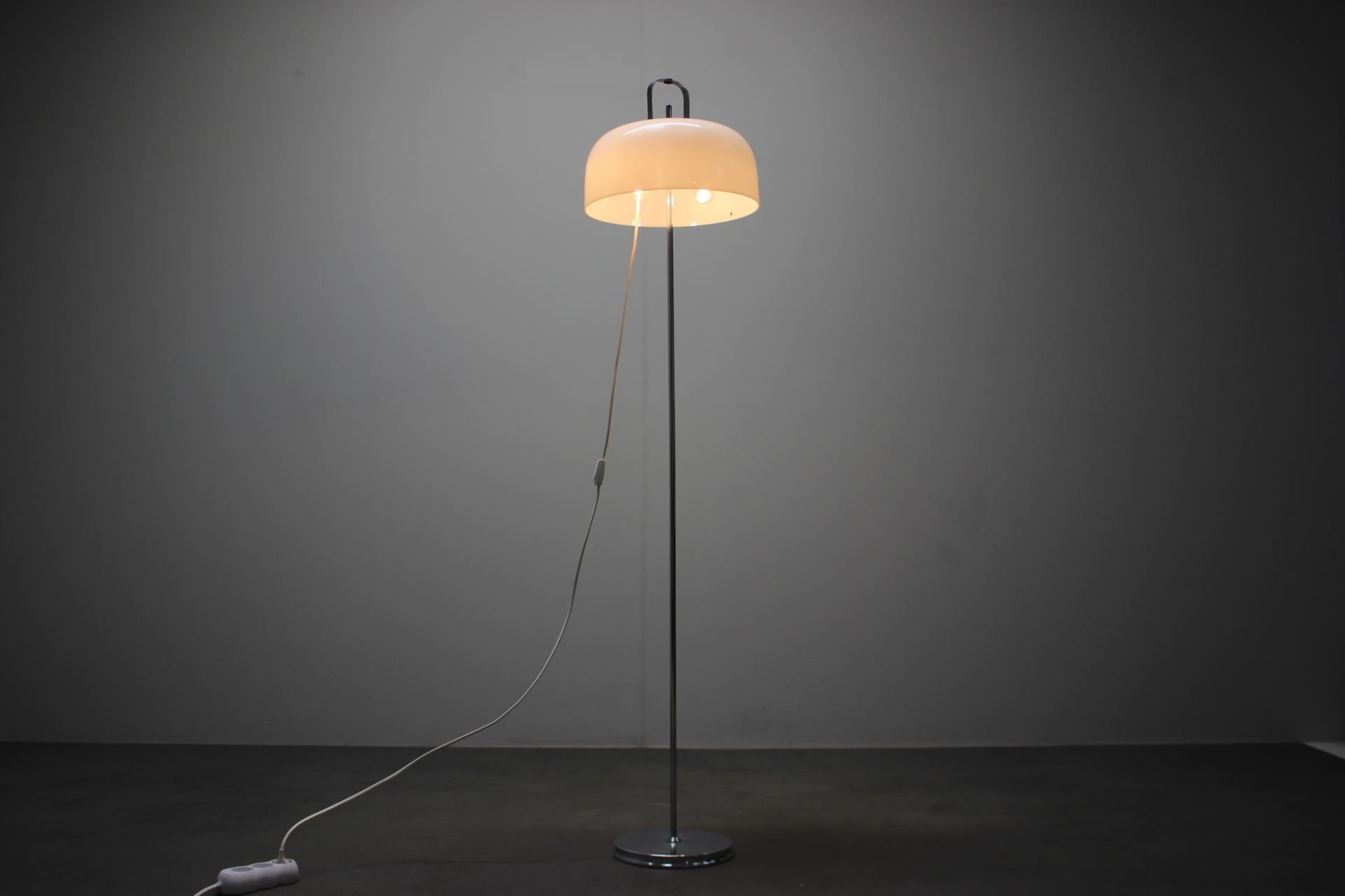 Lámpara de pie Medusa de Luigi Massoni para Guzzini, Años 70, Italia Cromo en venta