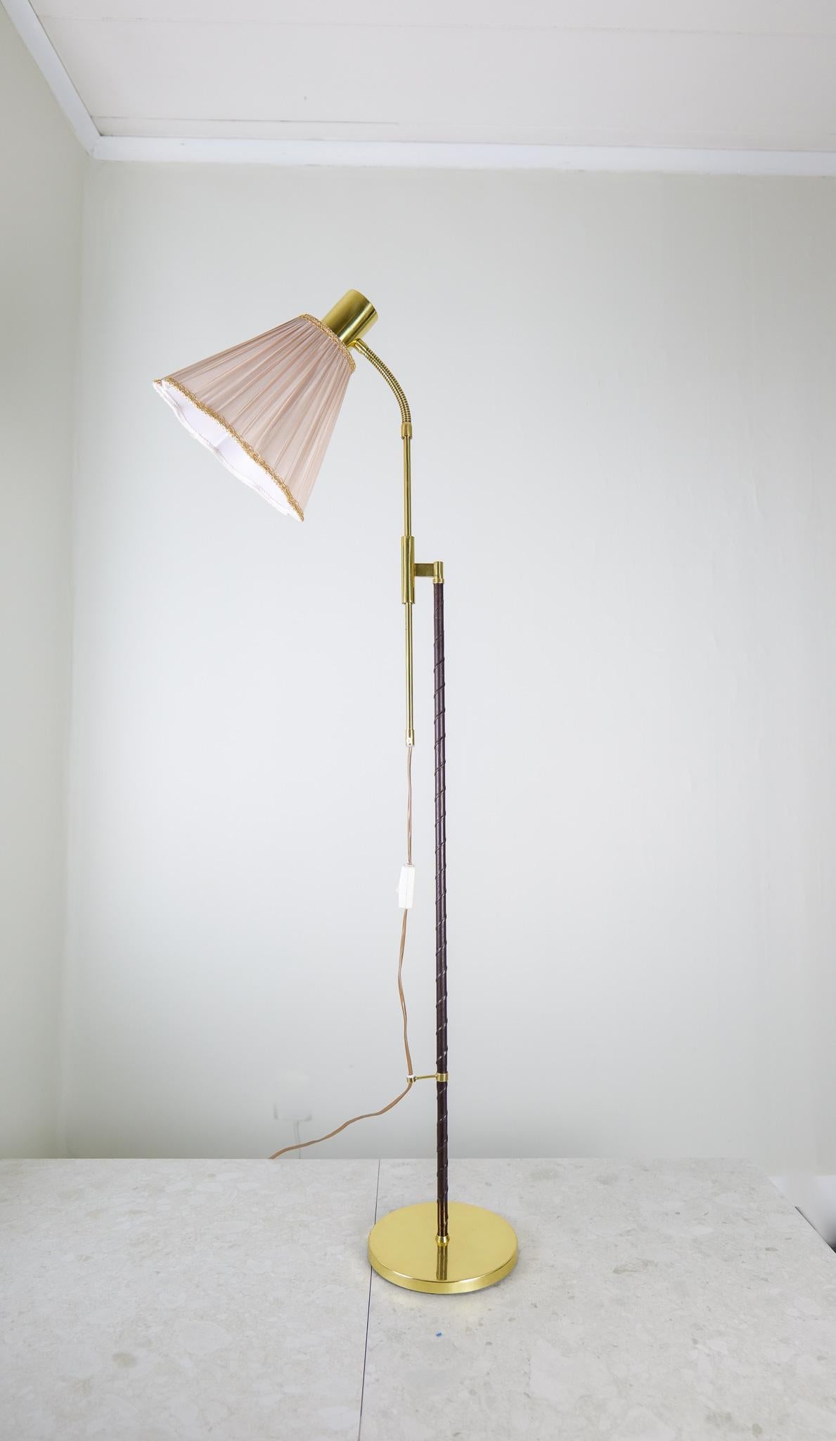 This lamp was made in Sweden at Möllers Armatur Eskilstuna. It has an adjustable height arm and is made in brass and cast iron with a partial made leather rod. 

Good working condition with some dents on the foot and scratches on the