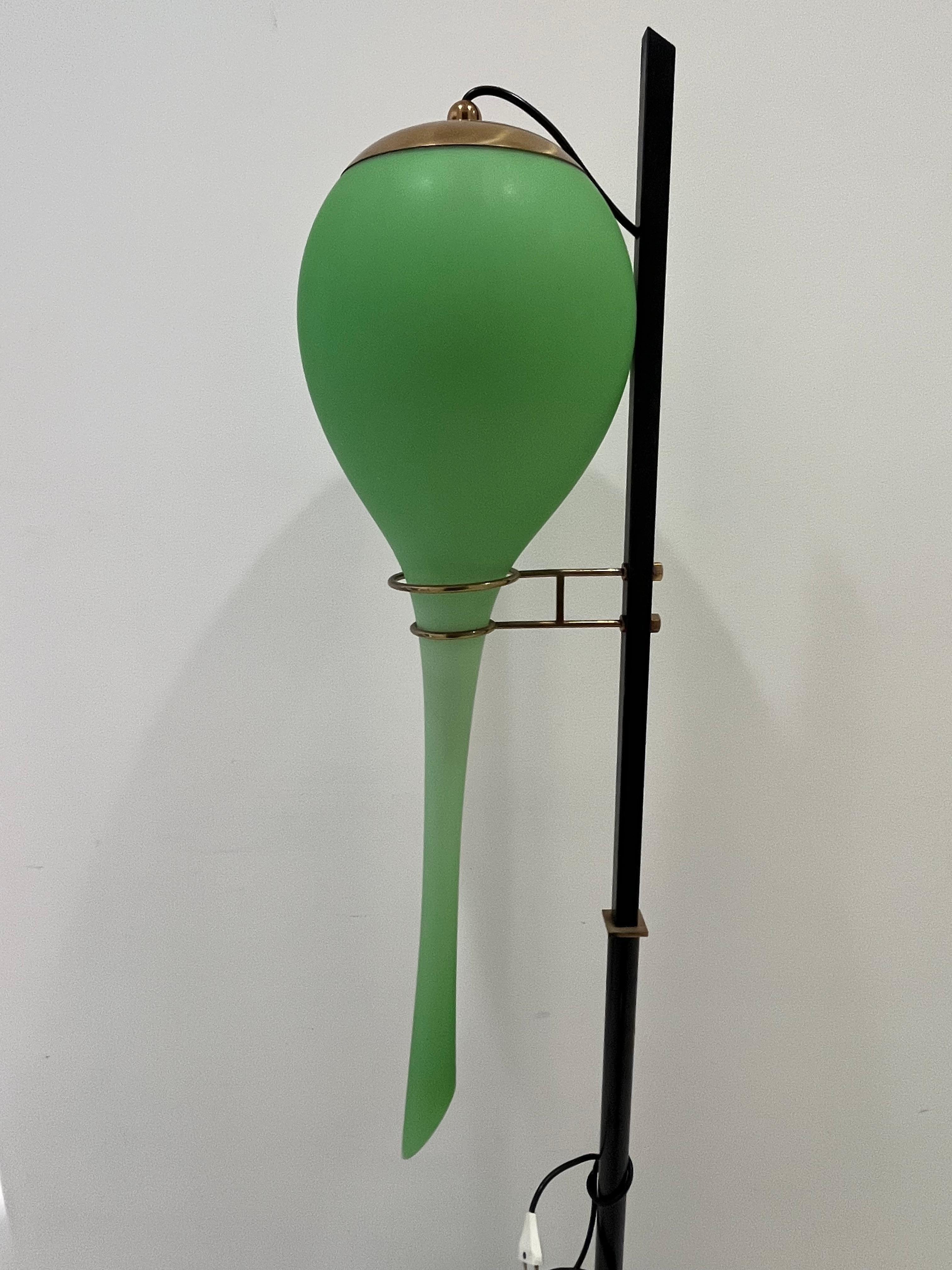 Lámpara de pie de mediados de siglo, cristal opalino de Murano, atribuida a Stilnovo, años 50 en venta 5
