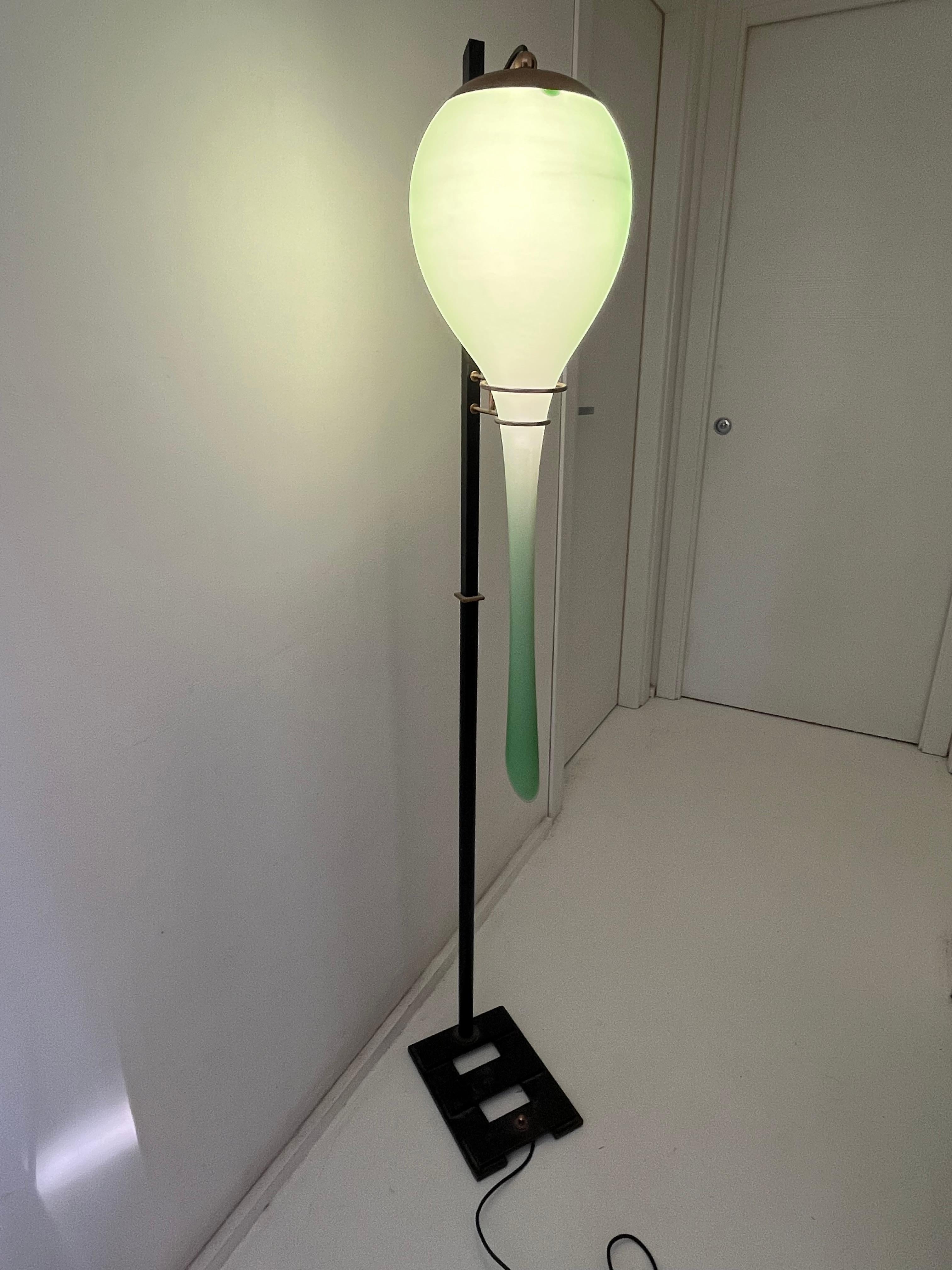 Lámpara de pie de mediados de siglo, cristal opalino de Murano, atribuida a Stilnovo, años 50
Estructura de hierro con detalles de latón.
Lámpara E27.
Buen estado.