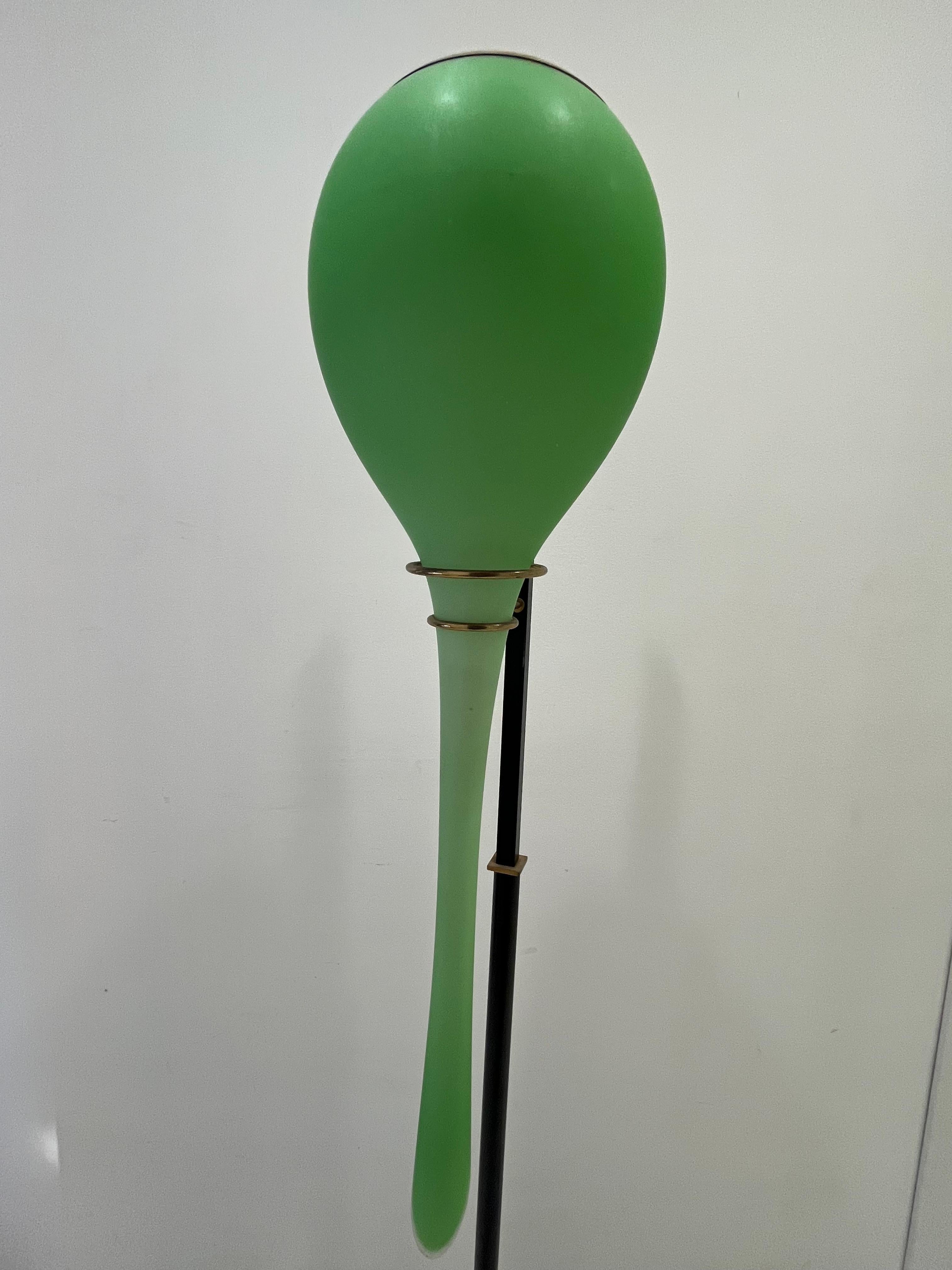 Lámpara de pie de mediados de siglo, cristal opalino de Murano, atribuida a Stilnovo, años 50 Italiano en venta