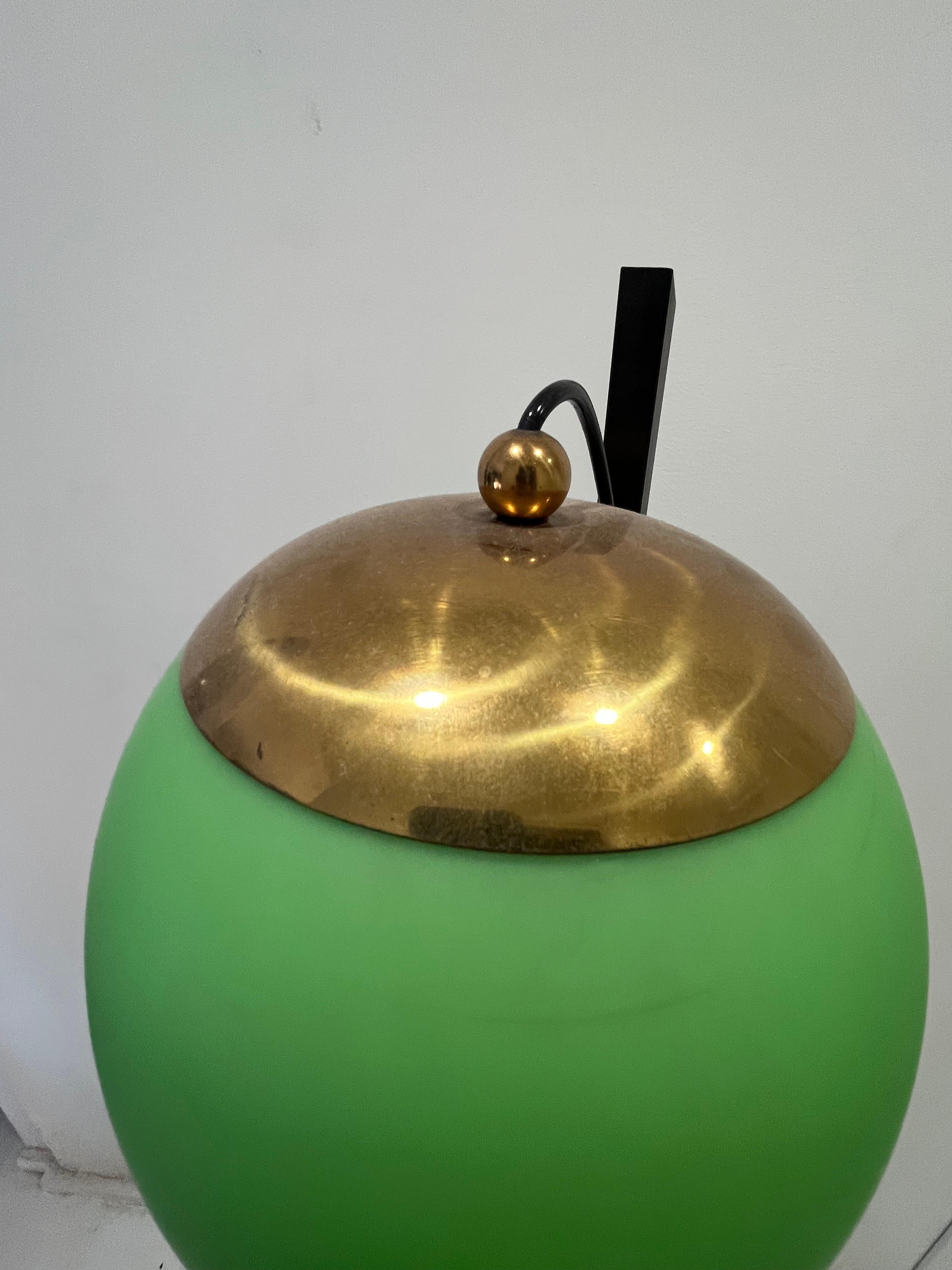 Lámpara de pie de mediados de siglo, cristal opalino de Murano, atribuida a Stilnovo, años 50 en Bueno estado para la venta en Palermo, IT
