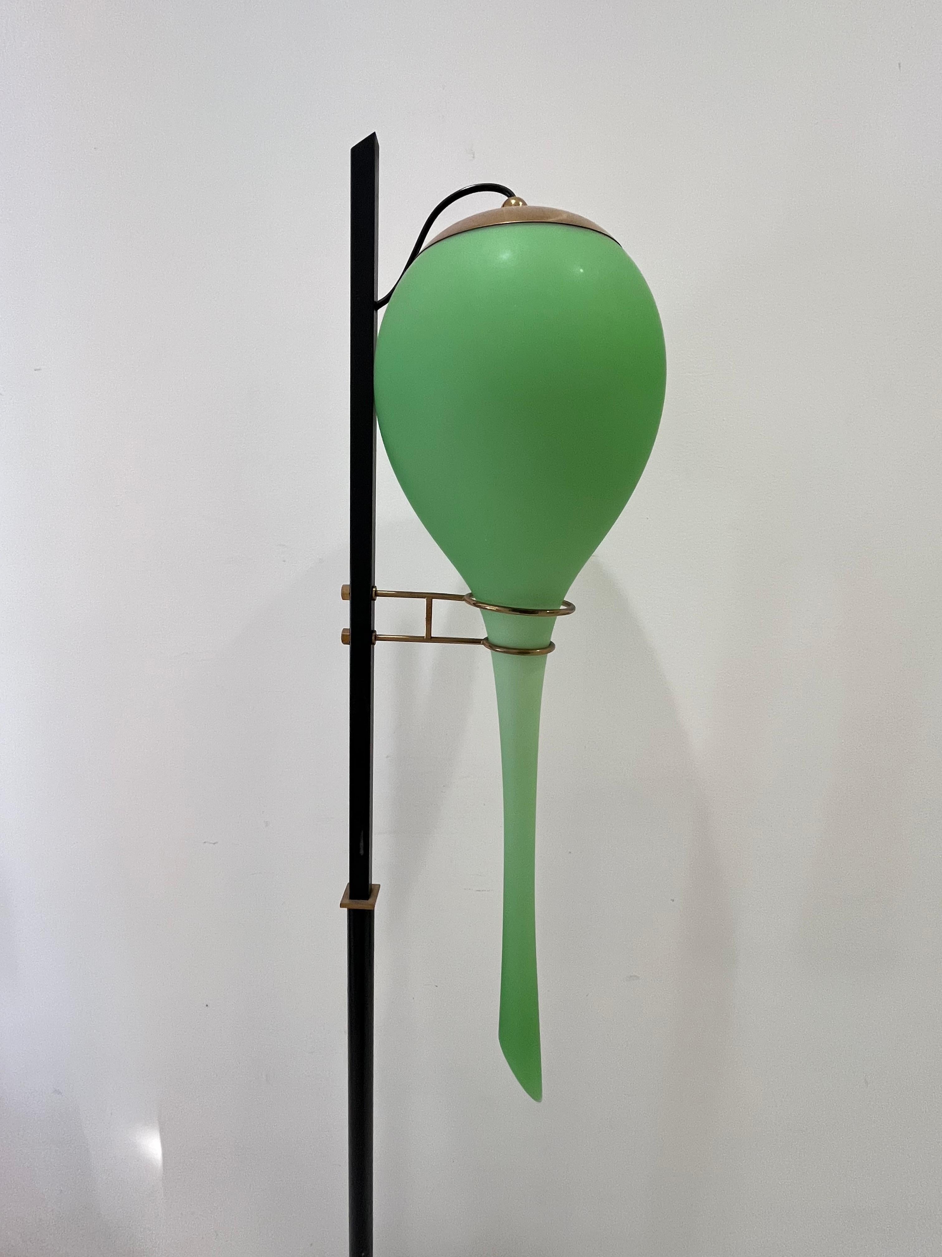Lámpara de pie de mediados de siglo, cristal opalino de Murano, atribuida a Stilnovo, años 50 mediados del siglo XX en venta