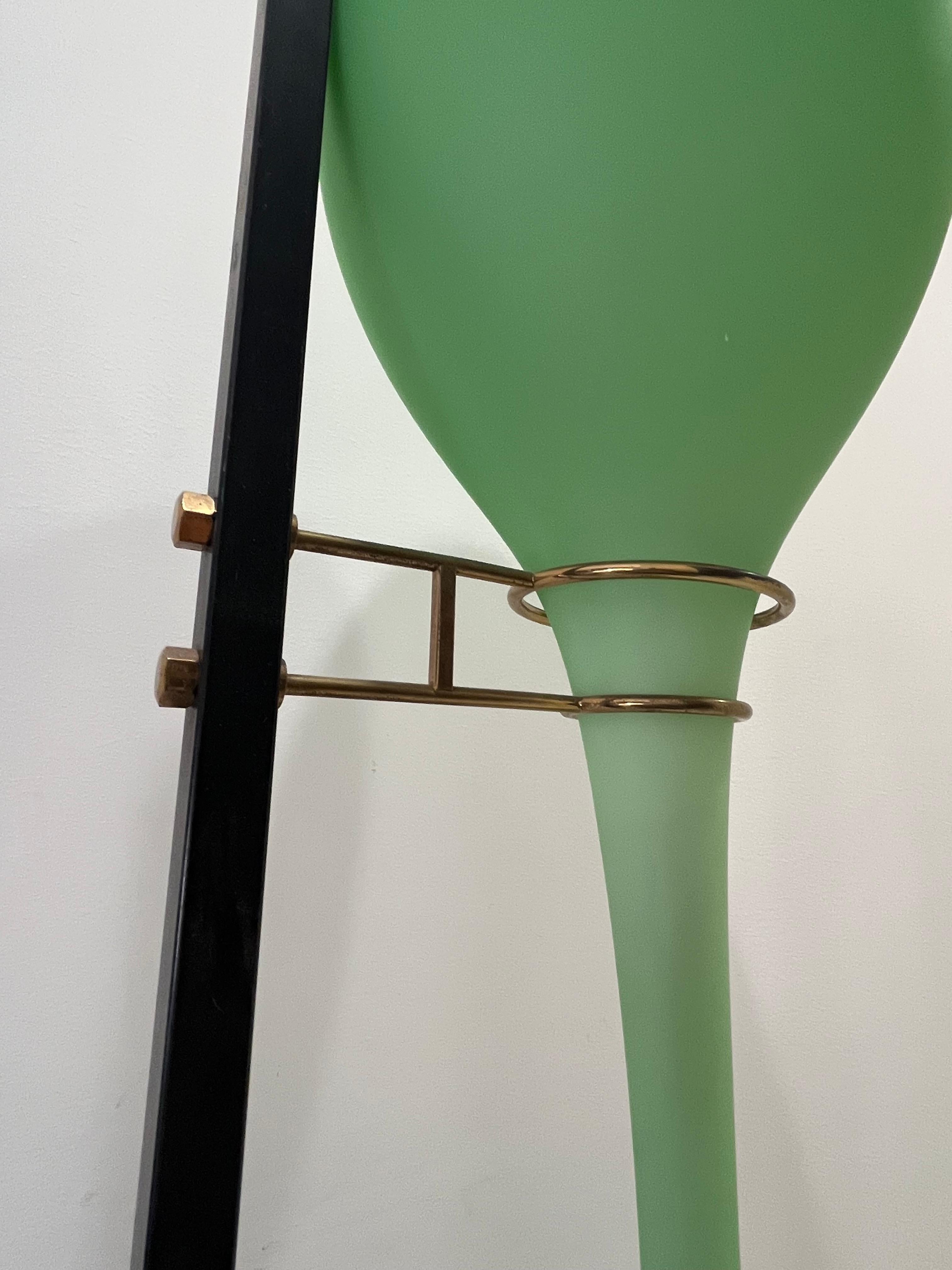 Lámpara de pie de mediados de siglo, cristal opalino de Murano, atribuida a Stilnovo, años 50 Latón en venta