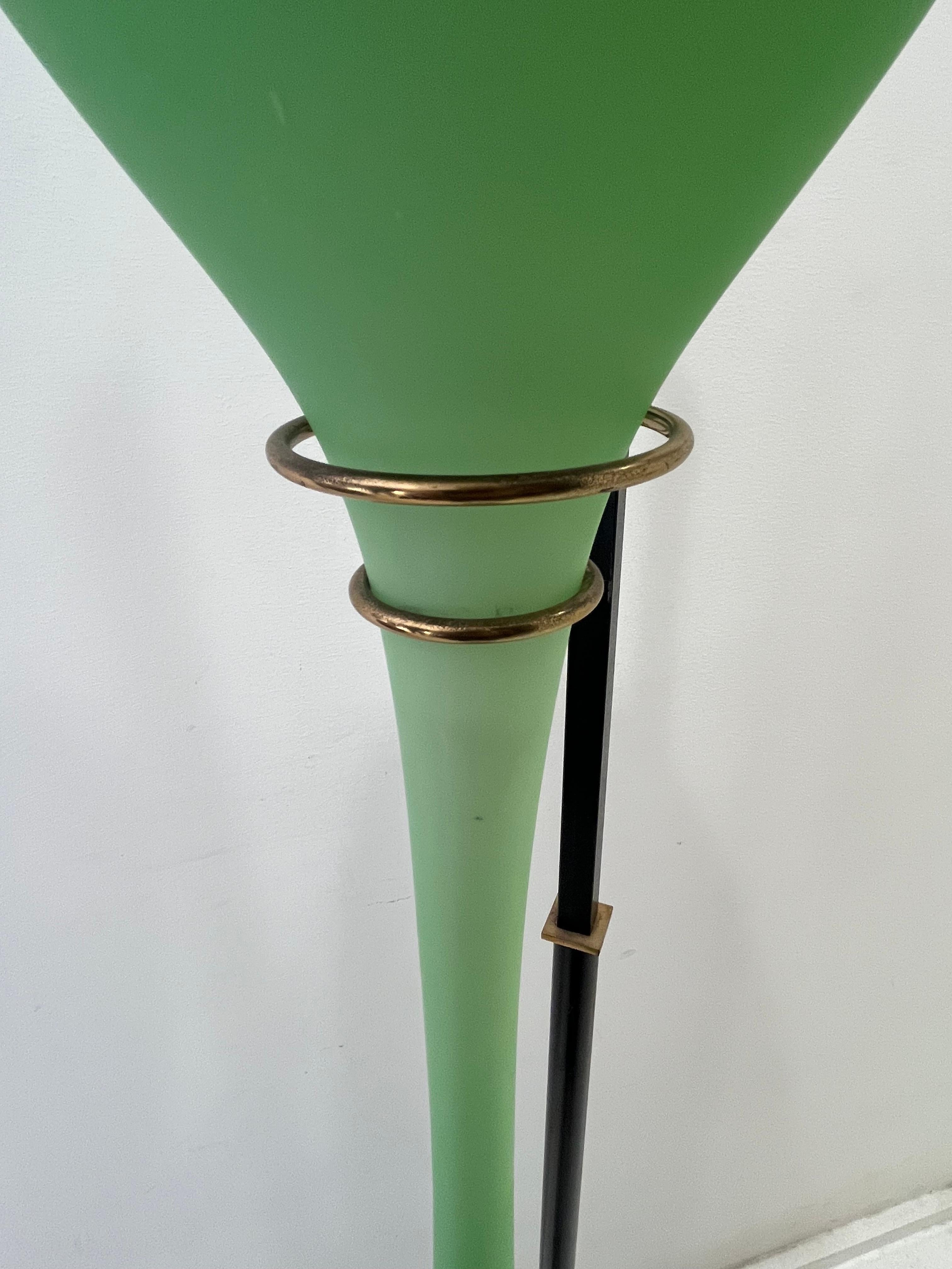 Lámpara de pie de mediados de siglo, cristal opalino de Murano, atribuida a Stilnovo, años 50 en venta 2