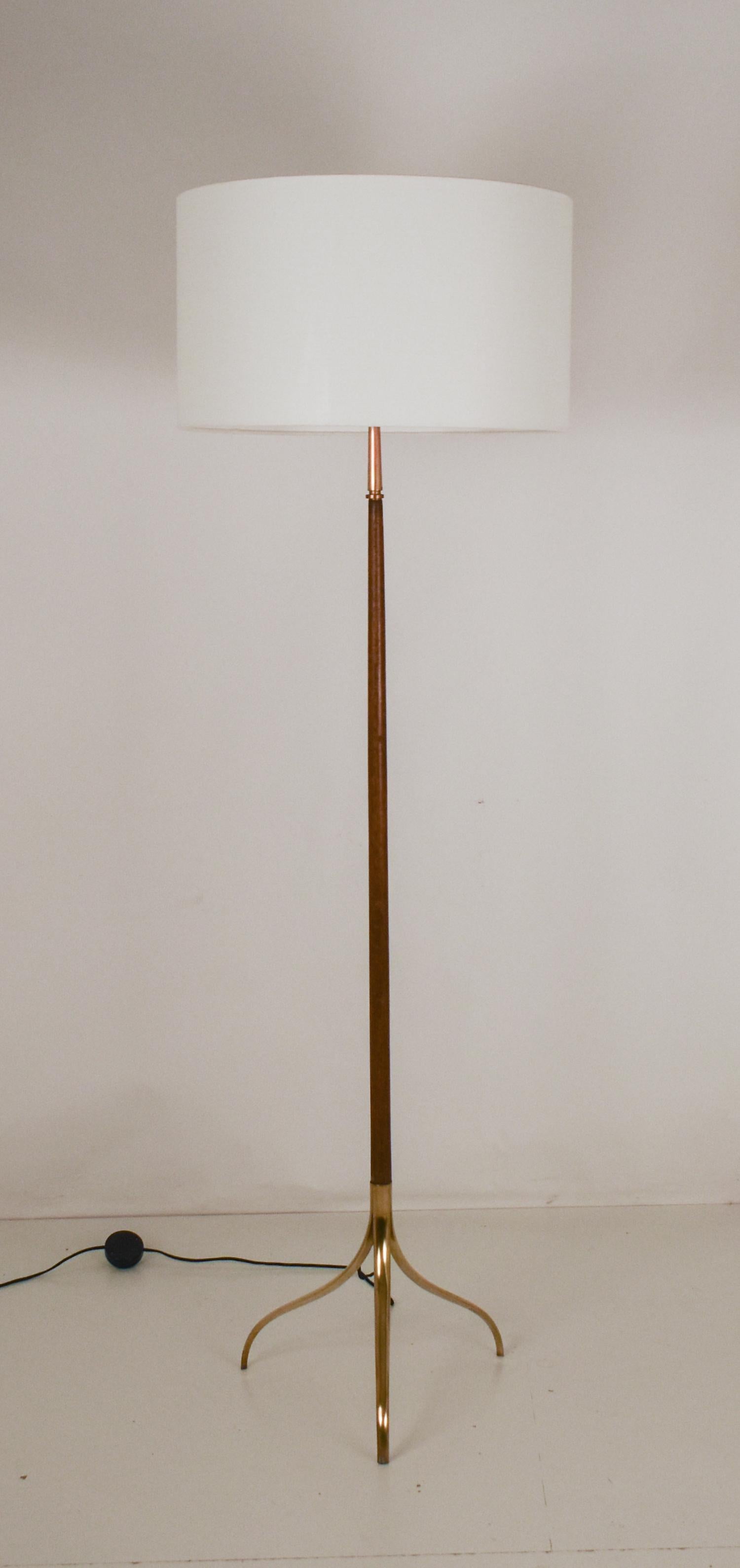 Mid-century floor lamp from the prestigious Spanish company Metalarte. Design similar to the lamp for Lumi by Oscar Torlasco. 1950's.

Brass foot and walnut body.
It consists of three E 27 lamp holders, two on the sides and one facing up.
Oscar