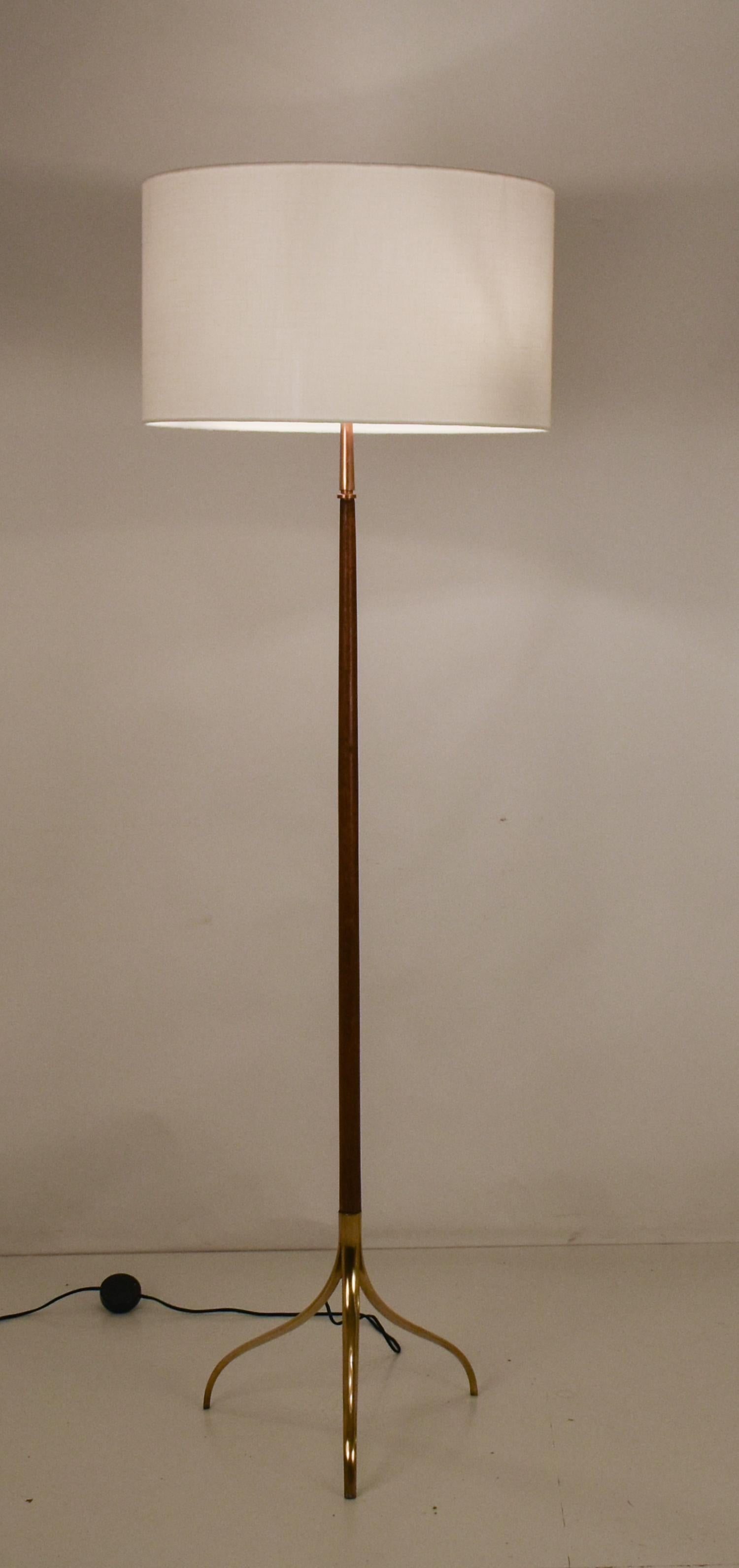 Mid - Century Floor lamp Oscar Torlasco style edited by Metalarte, Brass, 1950's For Sale 1