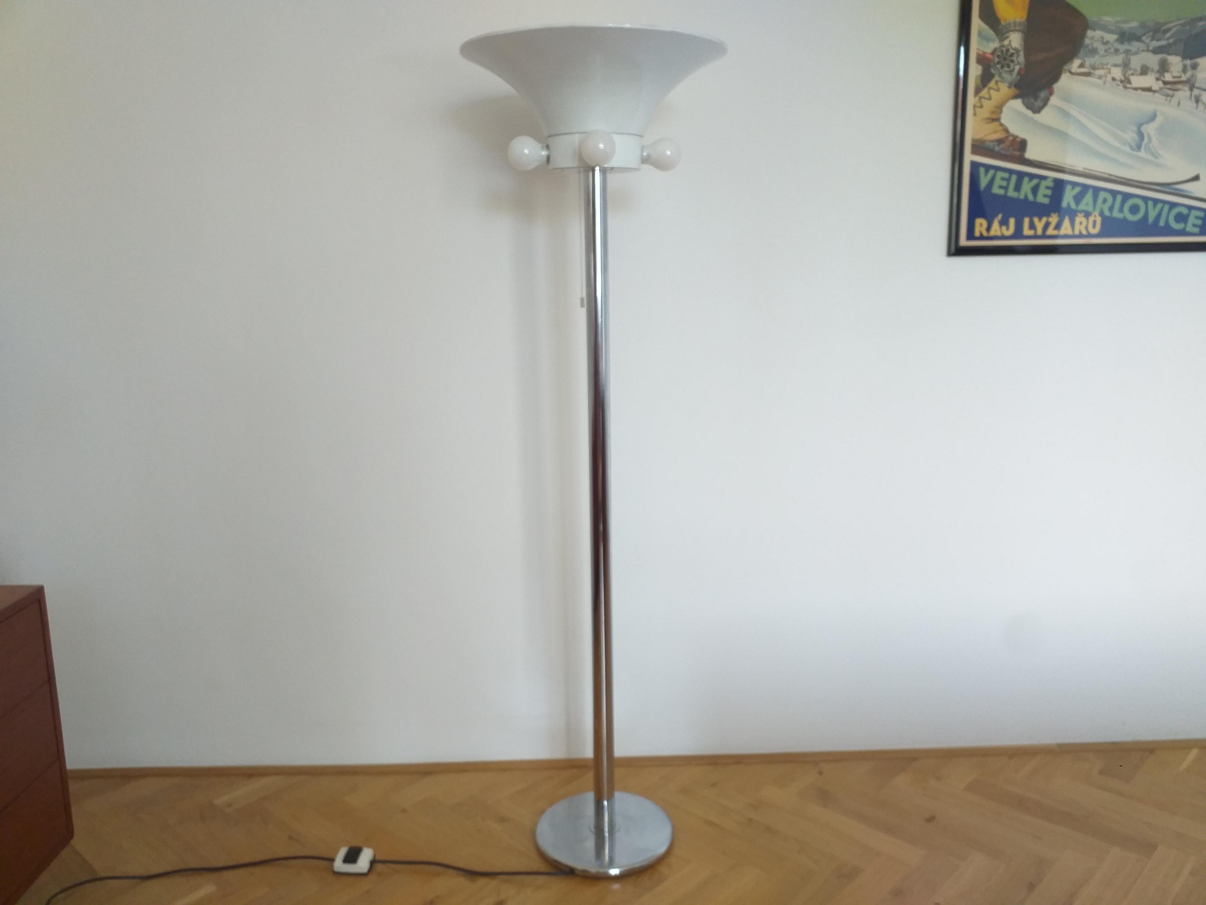 - Uno stile di illuminazione molto bello
- Cinque lampadine
- Due circuiti di illuminazione
- Stile accendino.