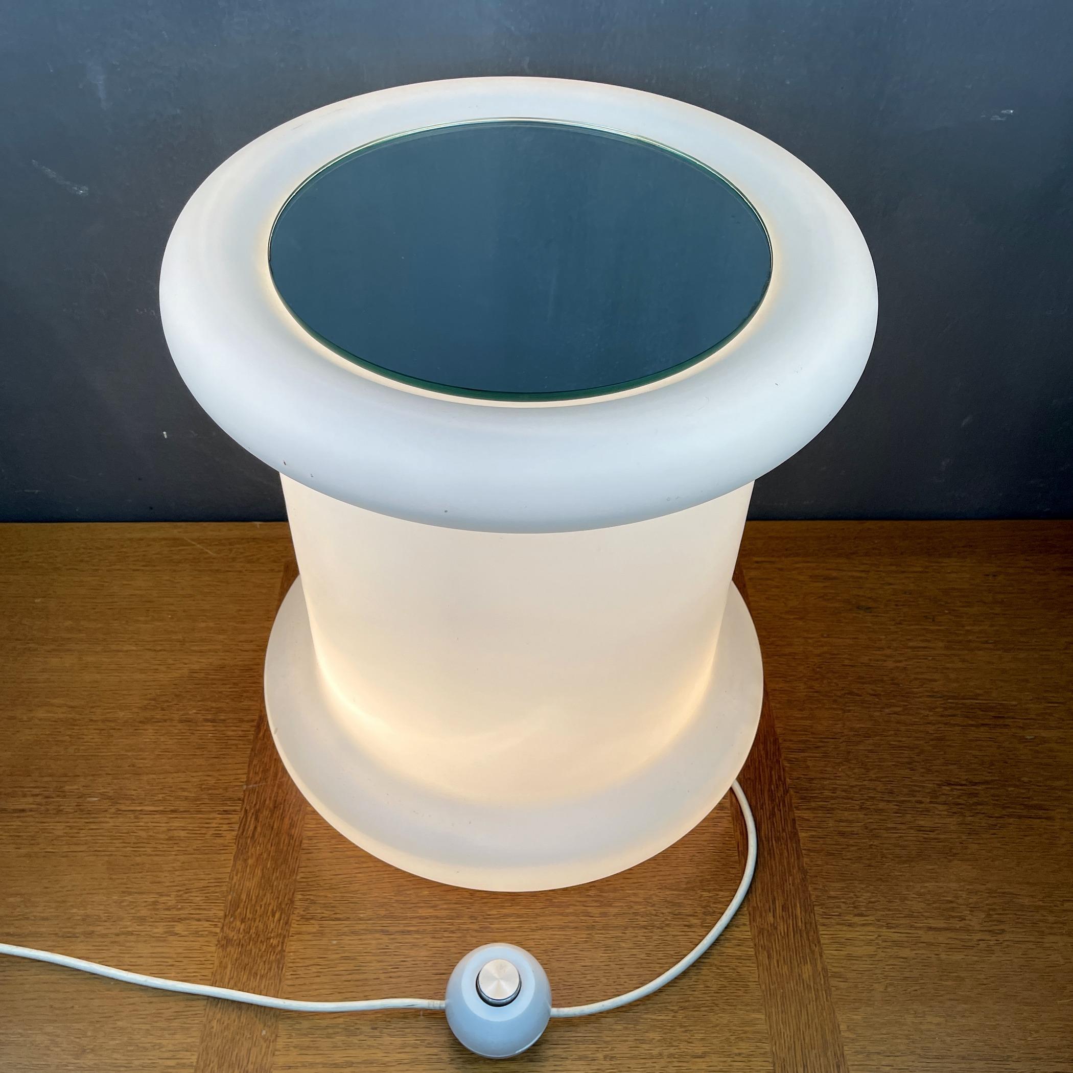 Mitte des Jahrhunderts weißes Glas Stehlampe Italien 1970er Jahre Raum-Zeitalter Nachttisch Stehlampe Zylinder.
Seltene einzigartige Stehlampe aus weißem Glas, hergestellt in Italien in den 70er Jahren des letzten Jahrhunderts.
Der Lampenschirm aus