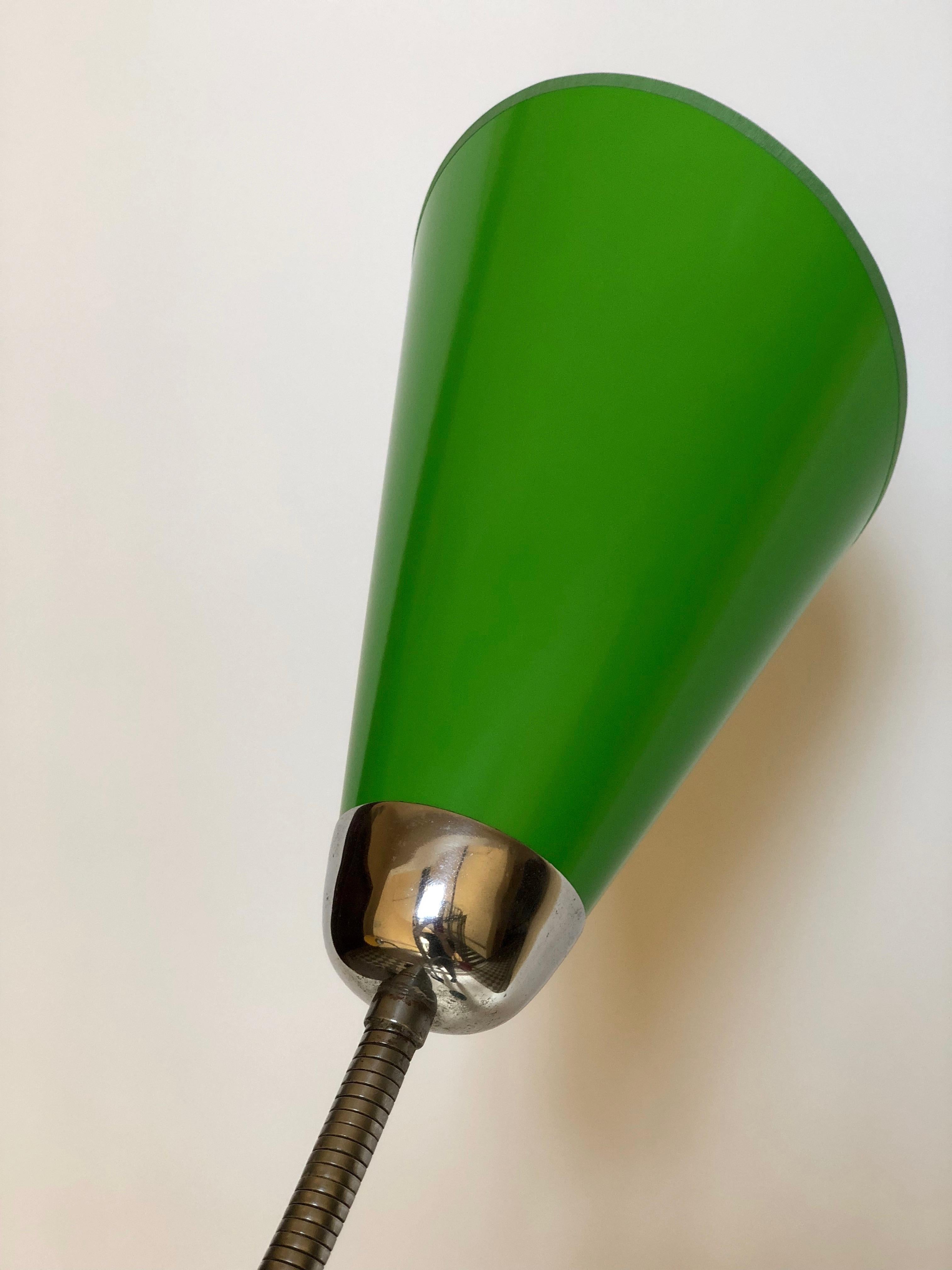 Chrome Lampadaire du milieu du siècle dernier avec 3 abat-jour en jaune, vert et rouge en vente