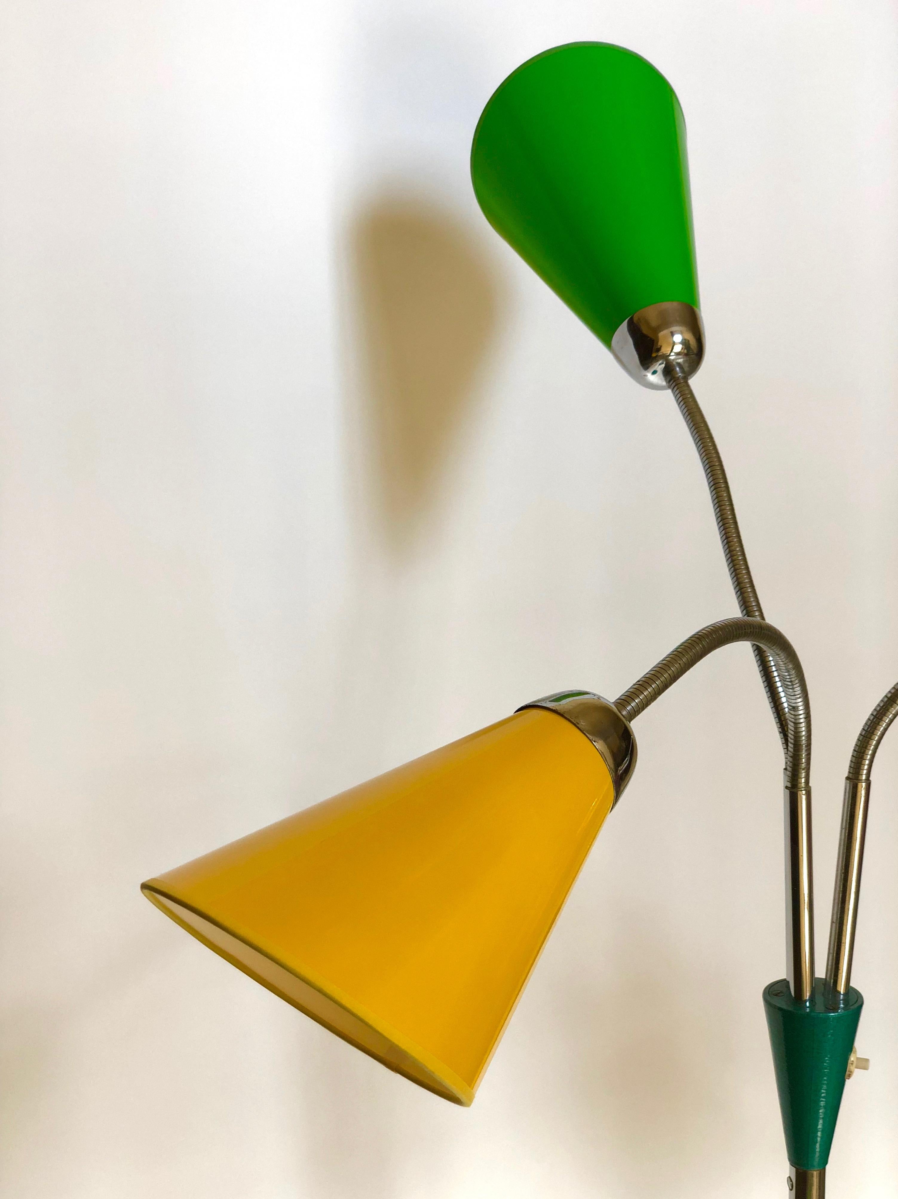 Lampadaire du milieu du siècle dernier avec 3 abat-jour en jaune, vert et rouge en vente 2