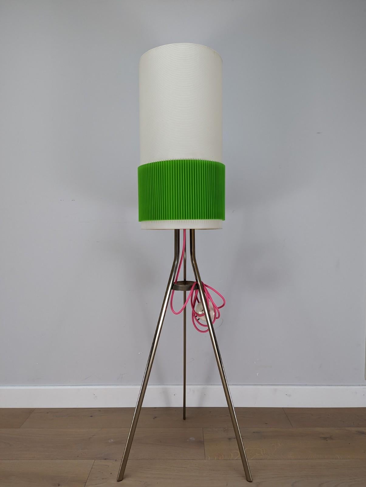 A mid-century lamp, with chrome tripod base and a white and green shade.

Stunning condition.

Recently imported from Europe.