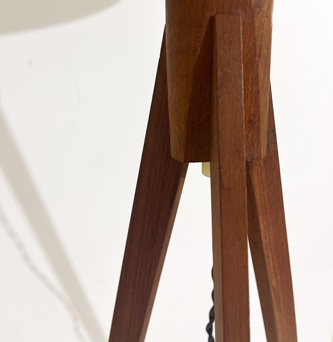 Lampada da terra di metà secolo con base a treppiede in Wood
