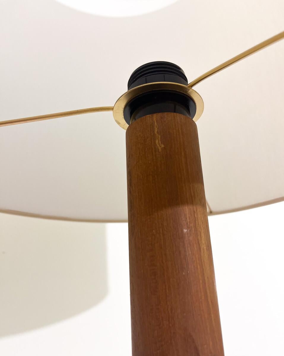 Mid-Century moderno Lampada da terra di metà secolo con base a treppiede in Wood, anni '70 in vendita