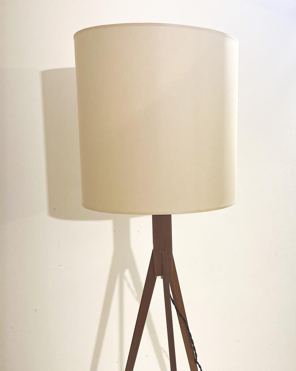 Europeo Lampada da terra di metà secolo con base a treppiede in Wood, anni '70 in vendita