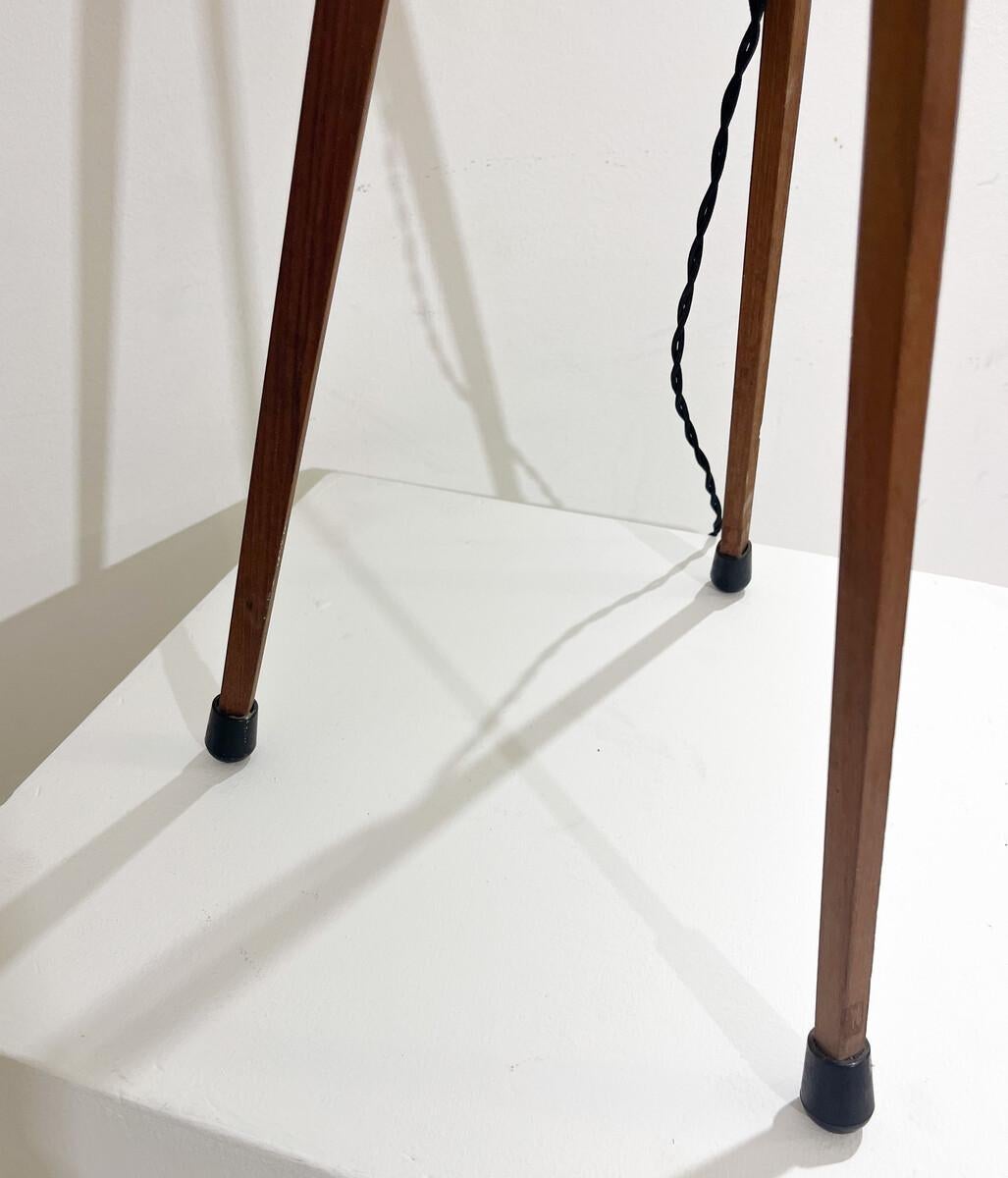 Lampada da terra di metà secolo con base a treppiede in Wood, anni '70 In condizioni buone in vendita a Brussels, BE