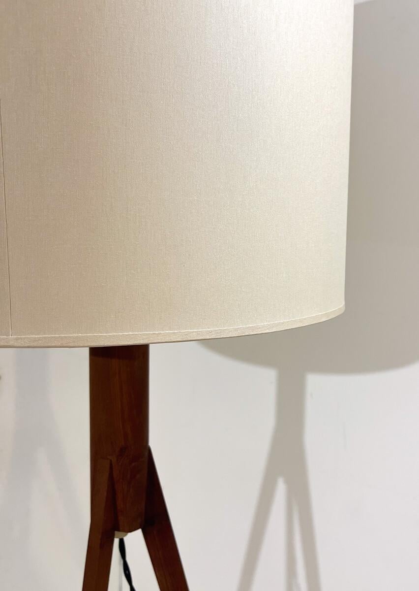 XX secolo Lampada da terra di metà secolo con base a treppiede in Wood, anni '70 in vendita