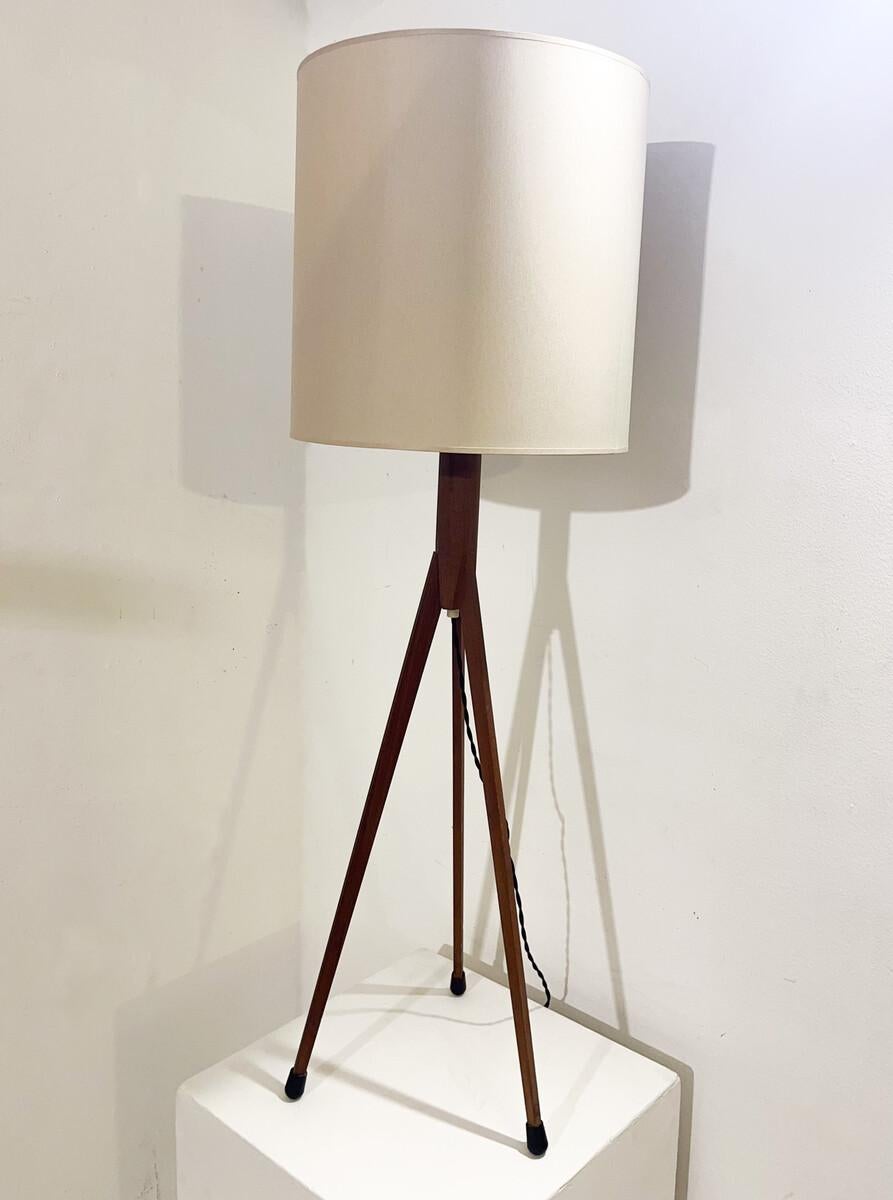 Legno Lampada da terra di metà secolo con base a treppiede in Wood, anni '70 in vendita