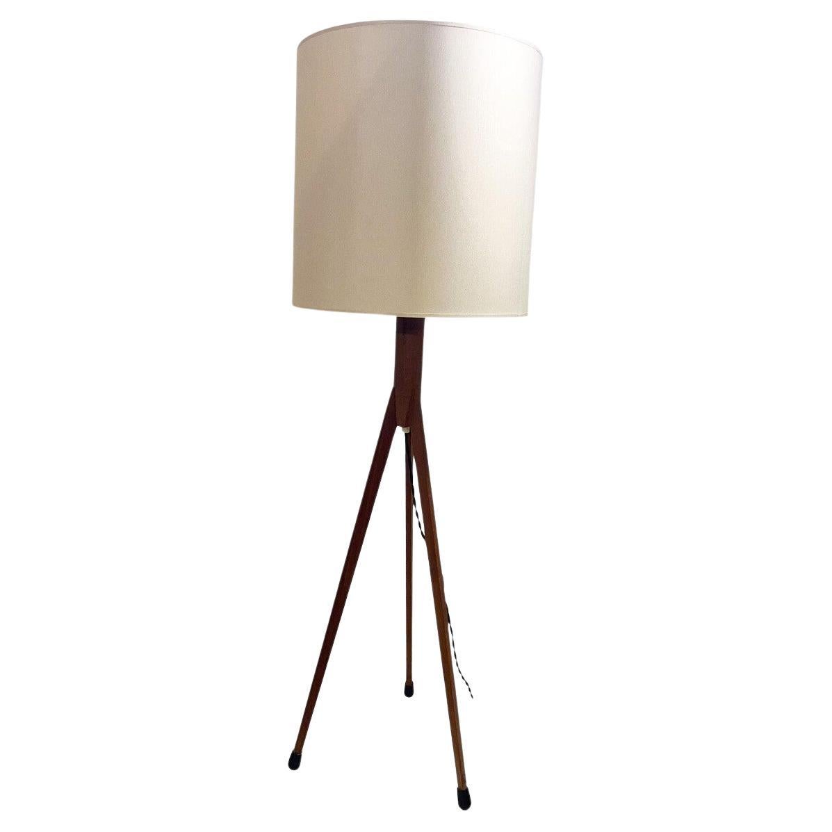 Stehlampe aus der Mitte des Jahrhunderts mit dreibeinigem Holzsockel, 1970er Jahre