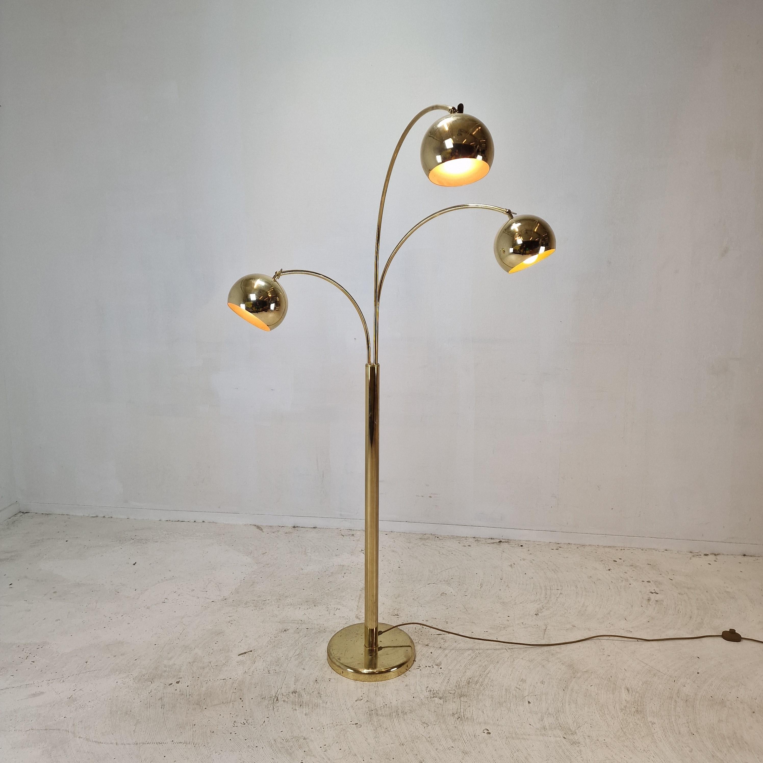 Magnifique lampadaire Midcentury fabriqué en Allemagne dans les années 1970. 

Il est fascinant avec son design de l'âge de l'espace et ses trois bras orientables.
Les stores peuvent également être déplacés, voir les photos de détail avec les vis à