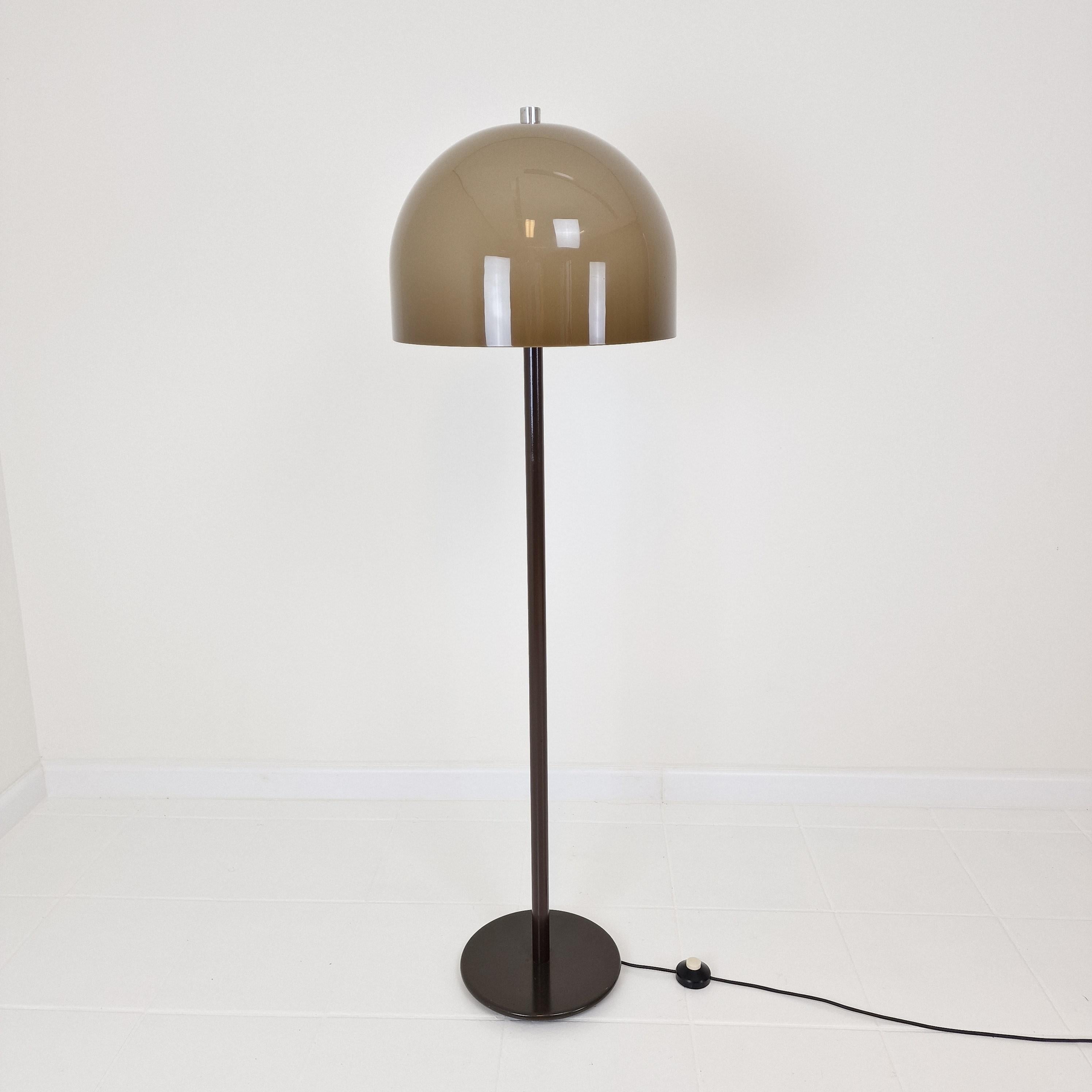 A beautiful Midcentury floor lamp made in The Netherlands in the 1970's. 

This fascinating 