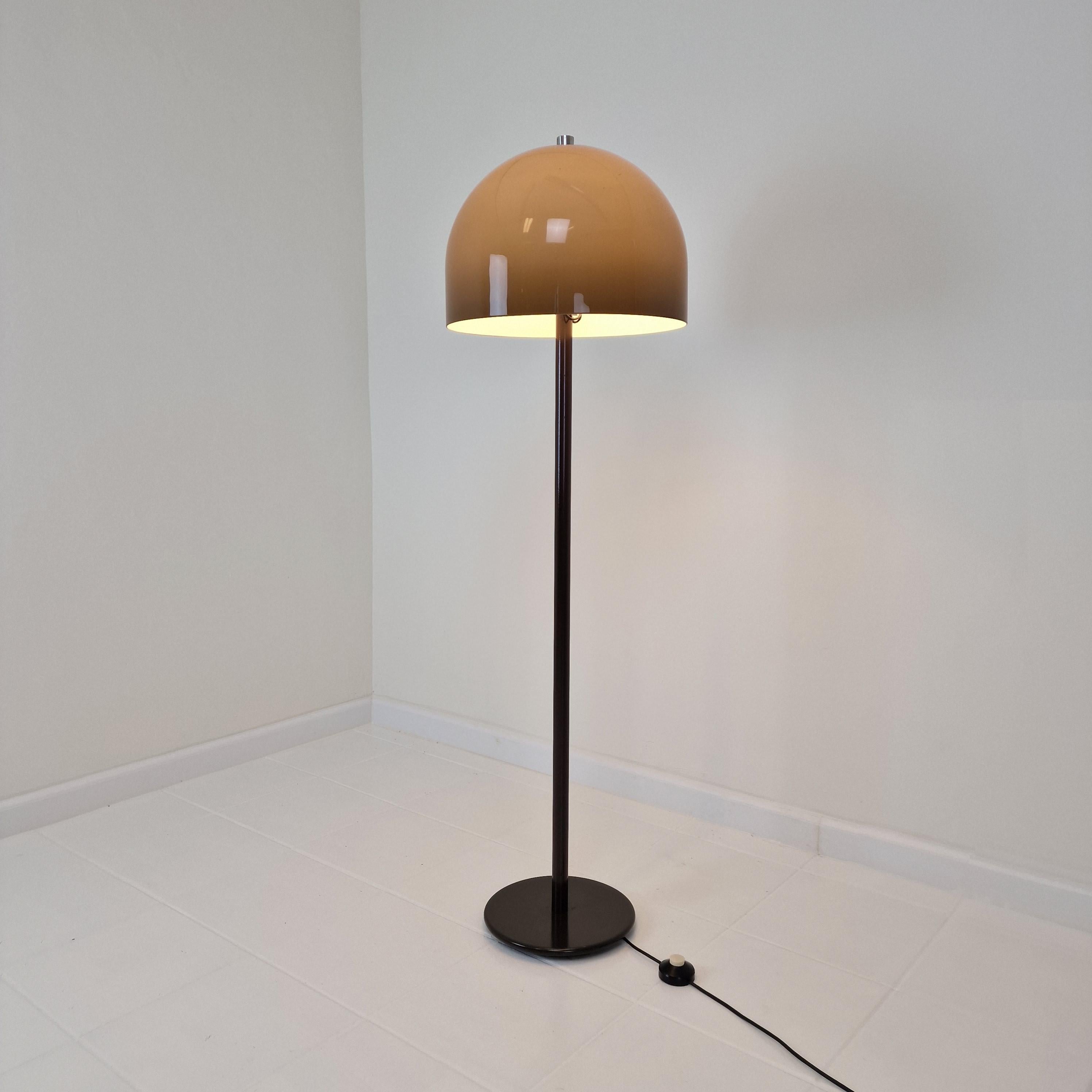 Mid Century Floor Lamp With By Van Doorn, The Netherlands 1970's In Good Condition In Oud Beijerland, NL