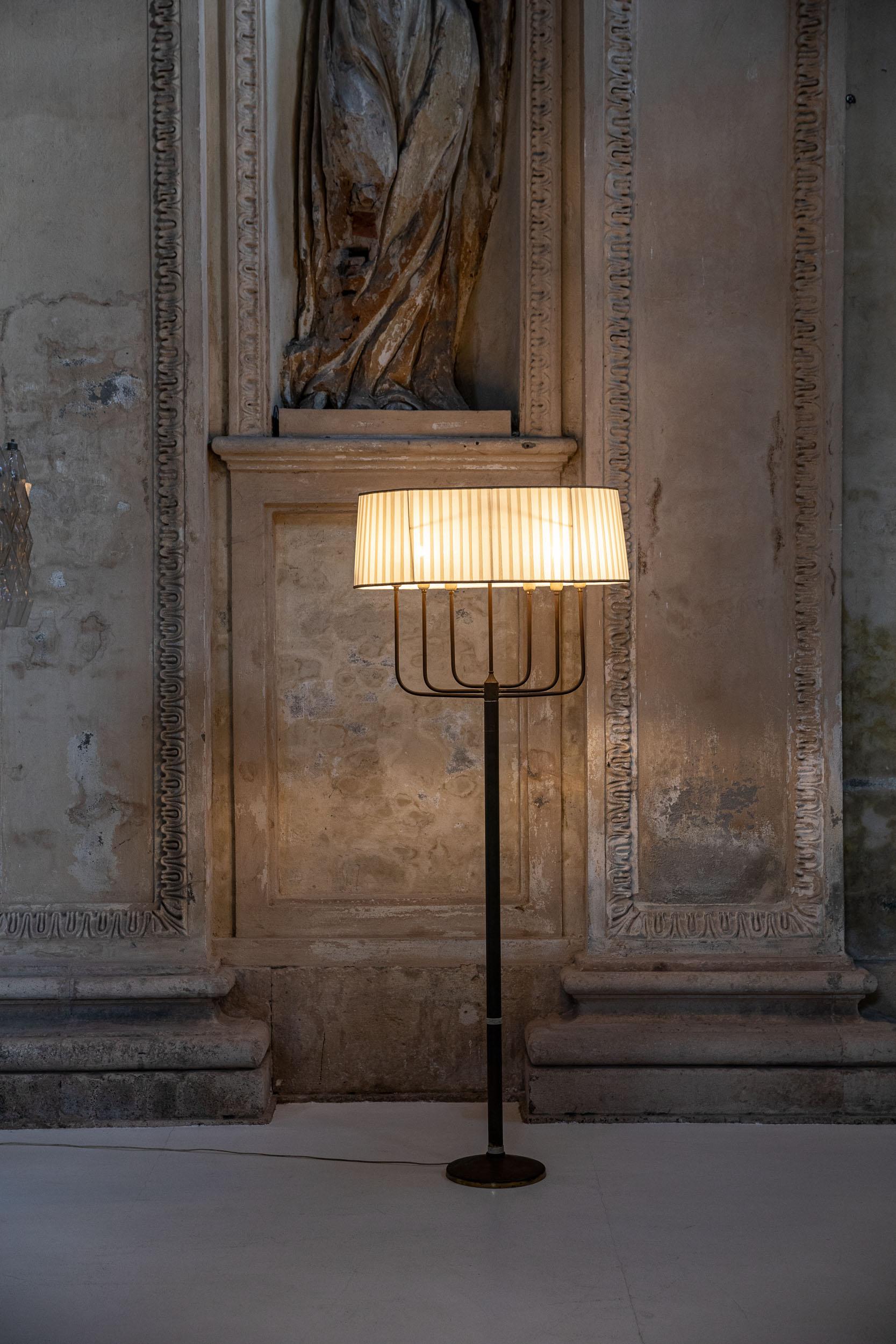 italien Lampadaire du milieu du siècle dernier avec bras de candélabre des années 40 en vente
