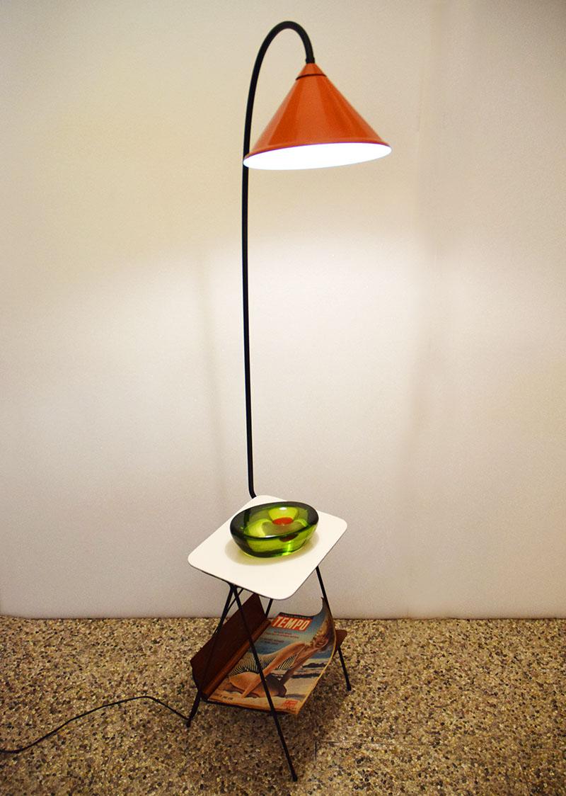 Mid-century floor lamp with coffee table and magazine rack, 1950s For Sale 5